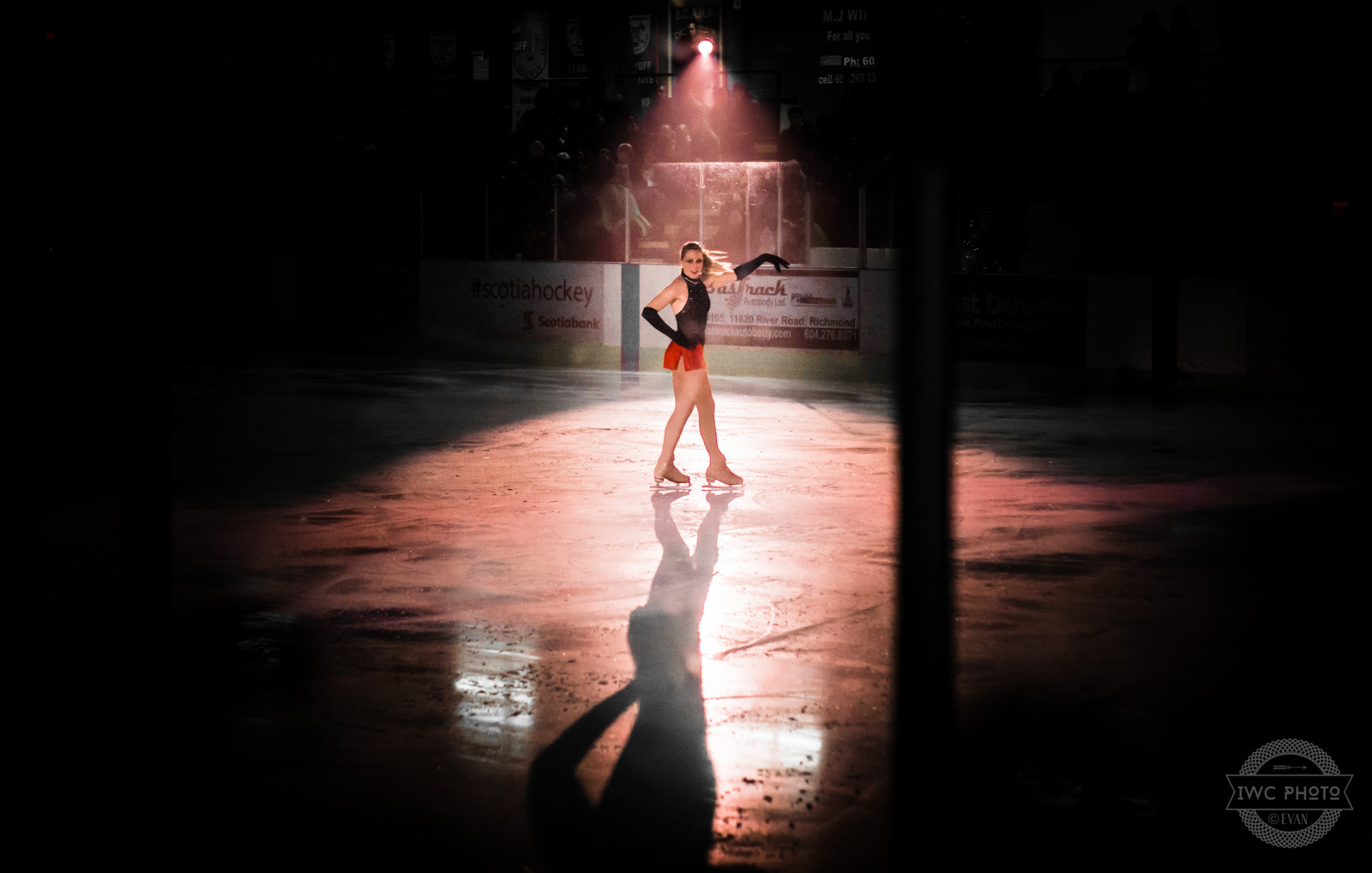 Černá, noc, bruneta, Červené, odraz, stín, silueta, led, Studený, sukně, sama, svět, Dovolená, sólo, brusle, publikum, Postoj, bruslení, zábava, Soustředit se, světlo, Krásná, světlomet, postava, osvětlení, vchod, ženský, umělec, tanec, tma, mistrovství, nádherný, póza, kužel, performance, stanoveno, múzických umění