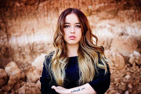 women,brunette,tattoo,look at viewer,black outfits