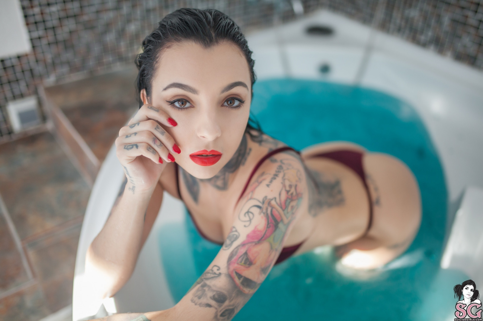 Alien Suicide, Fetele Suicide, baie, baie, Red Bikini, ruj rosu