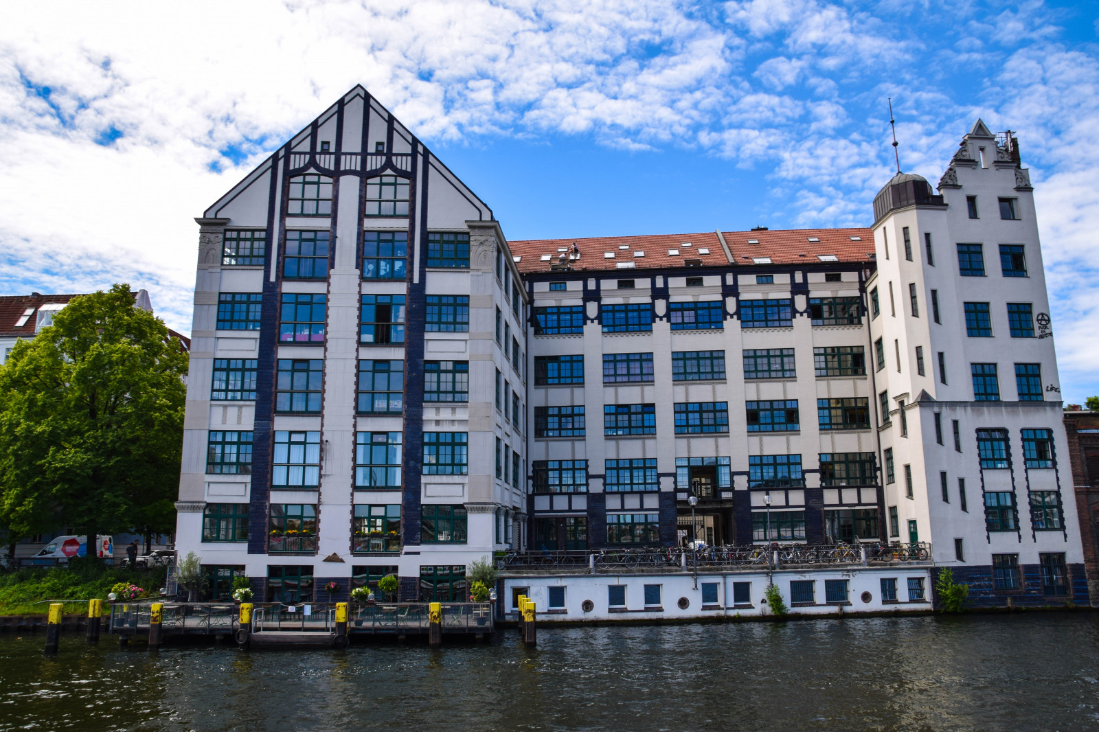 loď, město, panoráma města, architektura, voda, vozidlo, Cestovní ruch, Německo, řeka, Evropa, kanál, Berlín, centrum, venkovní, de, FLOD, Německo, deutschland, flám, mitte, mezník, fasáda, urban area, vodní, obytný prostor, panelový dům, zájezdy