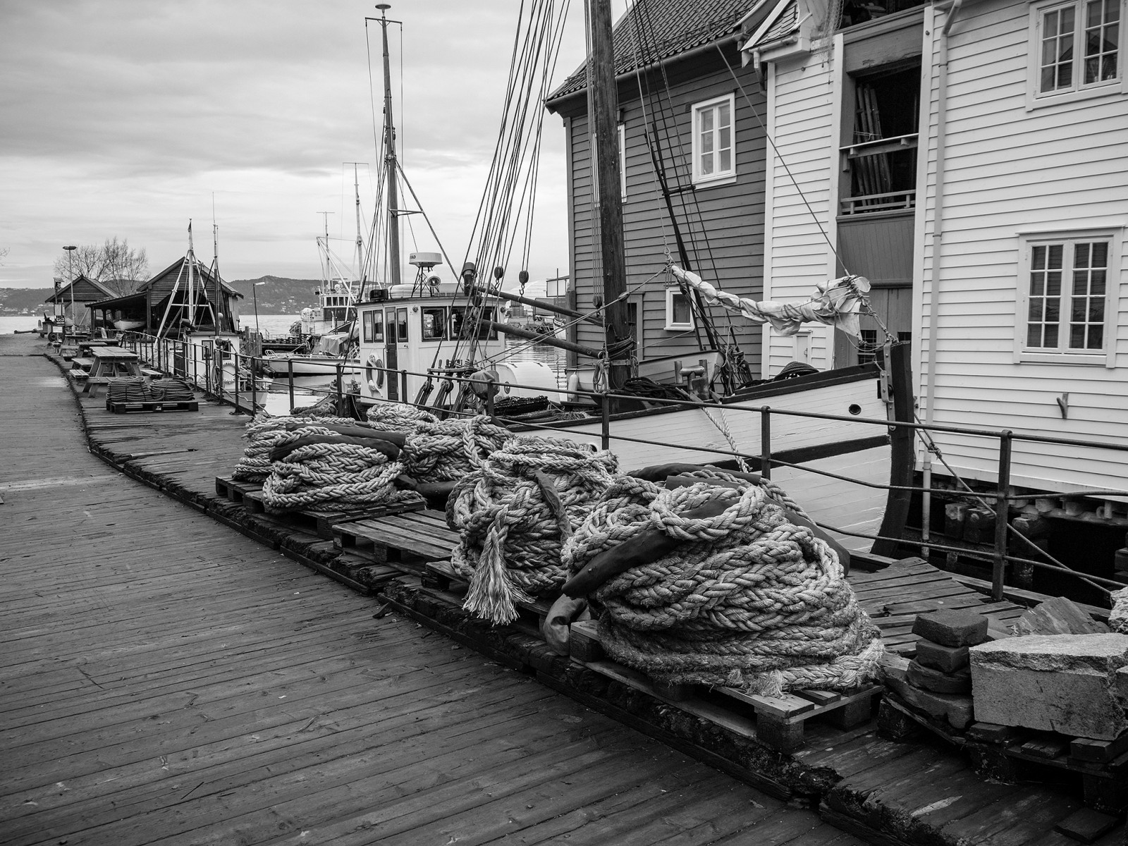 เรือ, เรือ, ขาวดำ, ทะเล, ถนน, น้ำ, ท้องฟ้า, เมฆ, บ้าน, นอร์เวย์, ชายฝั่ง, เชือก, ท่าเรือ, ท่าเรือ, Bergen, urbex, โมโน, ดำและขาว, bw, เชือก, bnw, Hordaland, ชายฝั่งทะเล, ดำและขาว, ถ่ายภาพขาวดำ, Citywalk, สภาพแวดล้อมชายฝั่งทะเล, visitnorway, Sandviken, visitbergen, hawser, hawsers