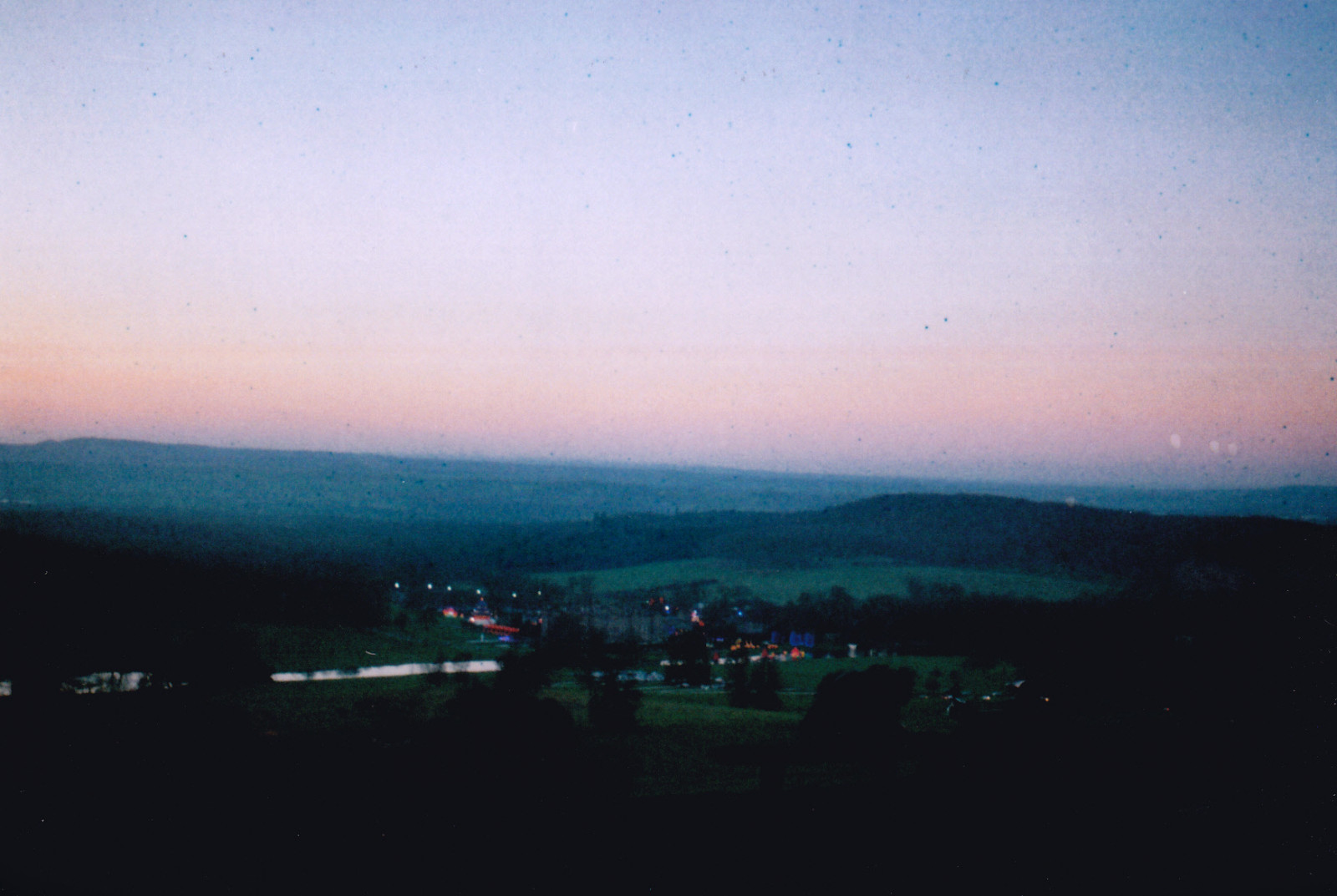 landskab, lys, solnedgang, nat, bakke, himmel, solopgang, aften, morgen, horisont, atmosfære, dal, bokeh, skumring, 35MM, Kodak, PENTAX, Sky, skygger, bjerg, daggry, analog, film, analog, udløbet, highland, atmosfære af jord, bjergkæde, hill station, fænomen