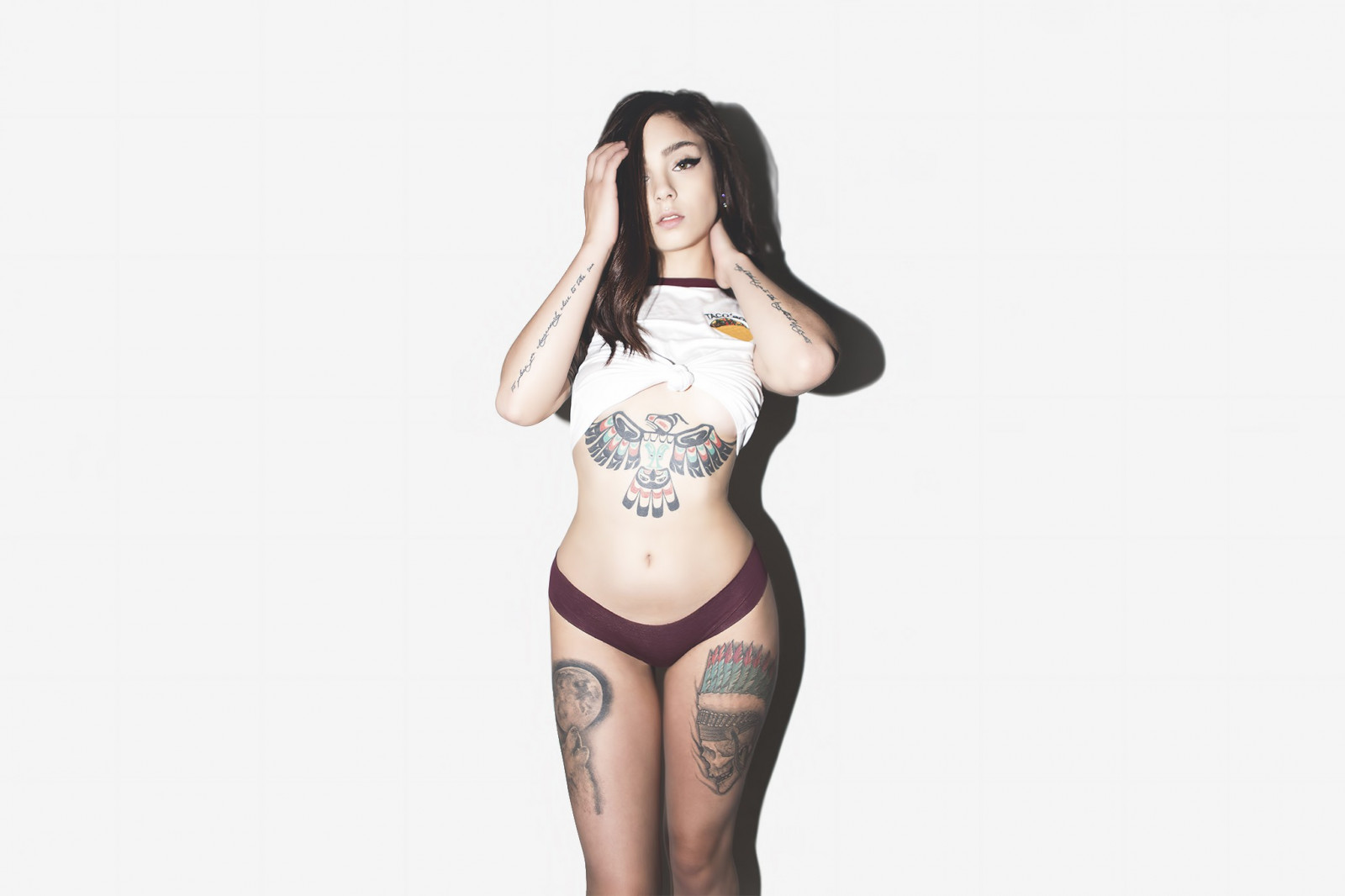 ženy, model, tričko, jednoduché pozadí, anime, bruneta, bílé pozadí, tetování, kreslená pohádka, ruce na hlavu, spodní prádlo, kalhotky, Justin Swain, oblečení, mezera, Podbohu, boky, Lily Taylor, ruka, prst, noha, kostým, smysl, sval, paže, břicho, Lidské tělo, stehno, spodní prádlo