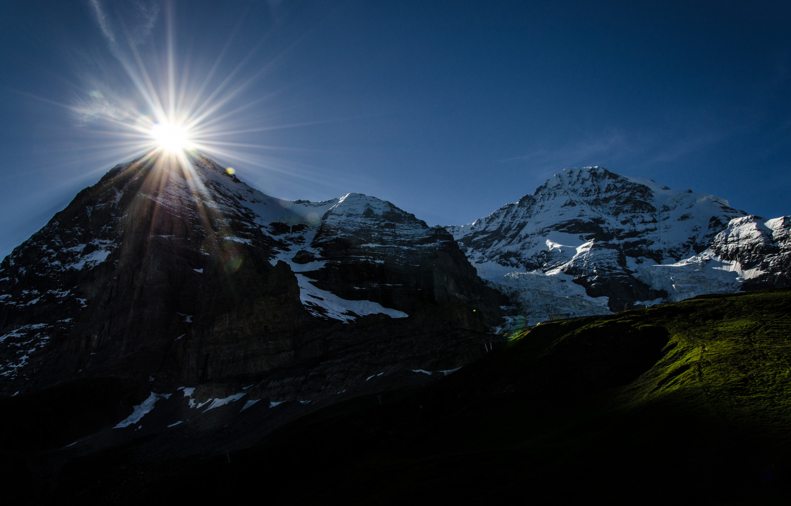slunečnímu záření, krajina, hory, noc, kopec, Příroda, nebe, sníh, zima, večer, ráno, horizont, atmosféra, údolí, Švýcarsko, Nikon, horský průsmyk, divočina, Alpy, mount scenérie, vrcholek, světlo, mrak, strom, NIKKOR, hora, svítání, D7000, masiv, tma, Schweiz, alpen, vr, 18105, suisse, vysočina, počítač tapeta, horských reliéf, pohoří, ledová landform, klesl, jev, kleine, Zwitserland, Eiger, Berner, Oberland, Scheidegg, Northface, Severwand, 4000m