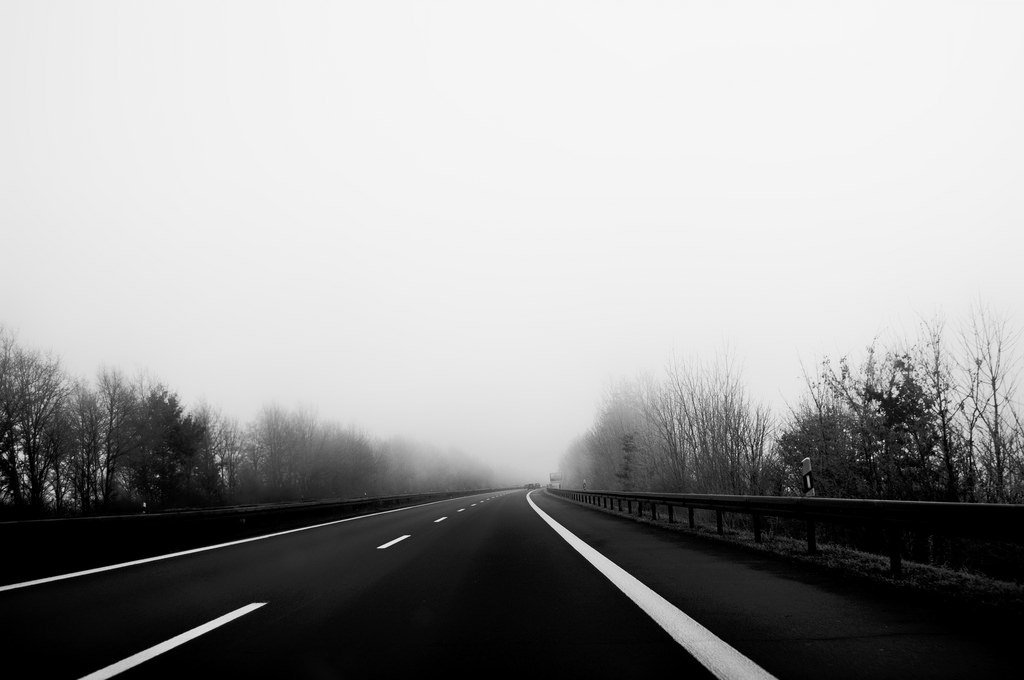 monocromo, strada, mattina, Germania, nebbia, autostrada, foschia, infrastruttura, Mono, bianco e nero, nebbia, tempo metereologico, bw, linea, oscurità, corsia, fenomeno atmosferico, bianco e nero, fotografia in bianco e nero, somewhereontheroad, fromacar