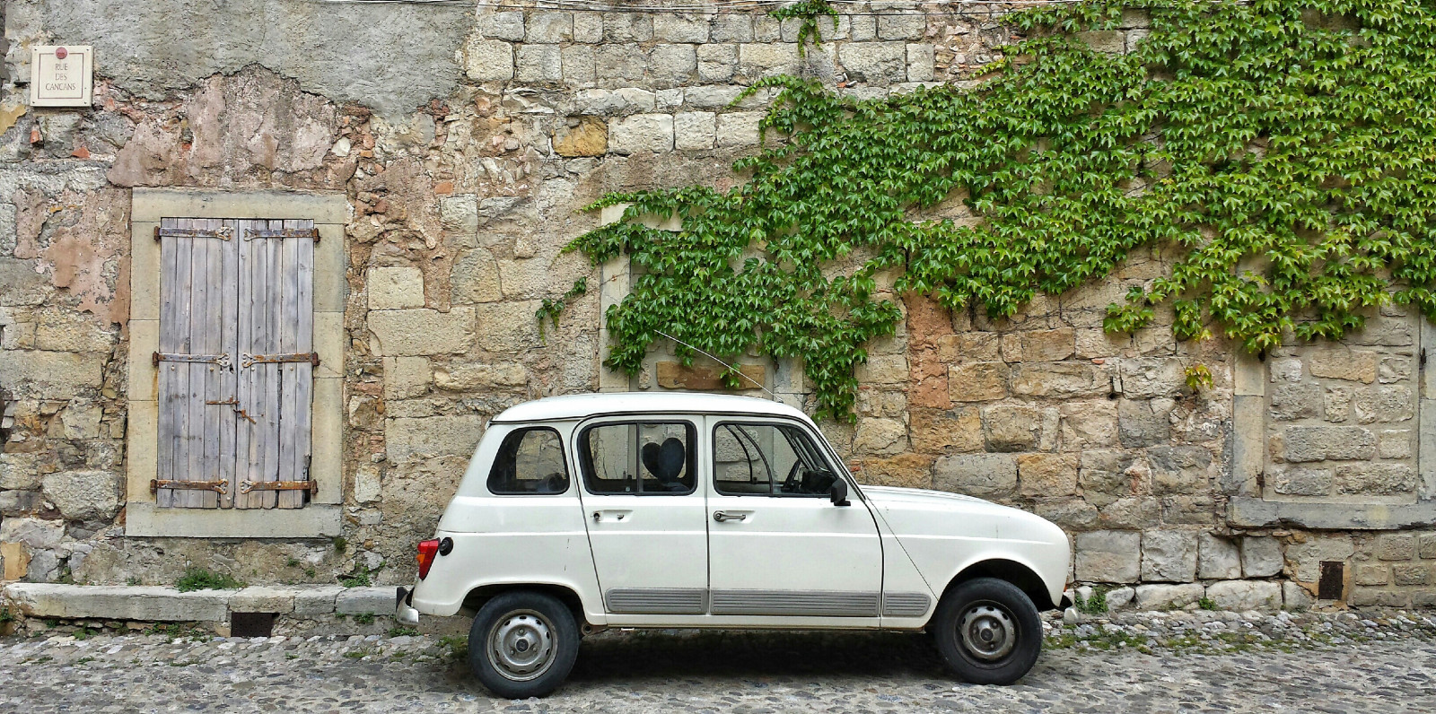 bil, motor køretøj, køretøj, transportform, Vintage bil, væg, klassisk, gade, hatchback, vej, hus, renault 4, kompakt bil, midten størrelse bil