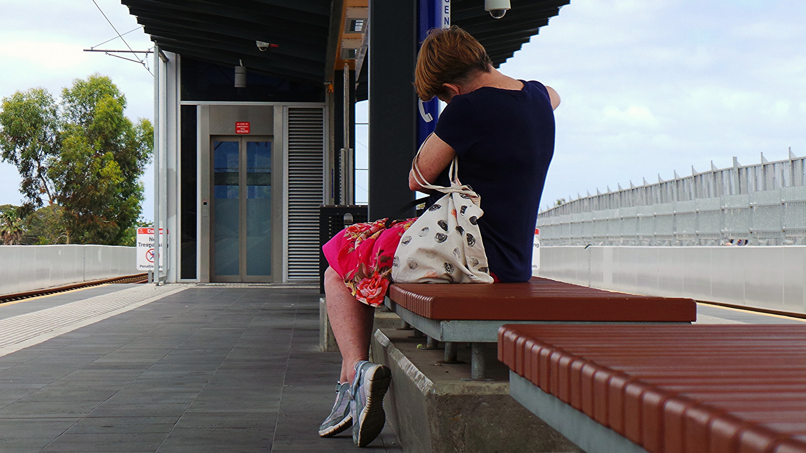 strada, sopra, macchina fotografica, rosso, 6, Marrone, nero, bicchiere, stazione, capelli, calcestruzzo, fotografo, Telefono, sollevamento, Forrest, Sud, Marina Militare, cattivo, poste, Samsung, cavalcavia, tram, maglietta, gonna, scarpe da ginnastica, Stop, ombra, corto, spiare, Photowalk, rotaie, stoffa, emergenza, seduto, concentrandosi, Theen, Bencehs, Kaywalker, flickrandroidapp filtro nessuno