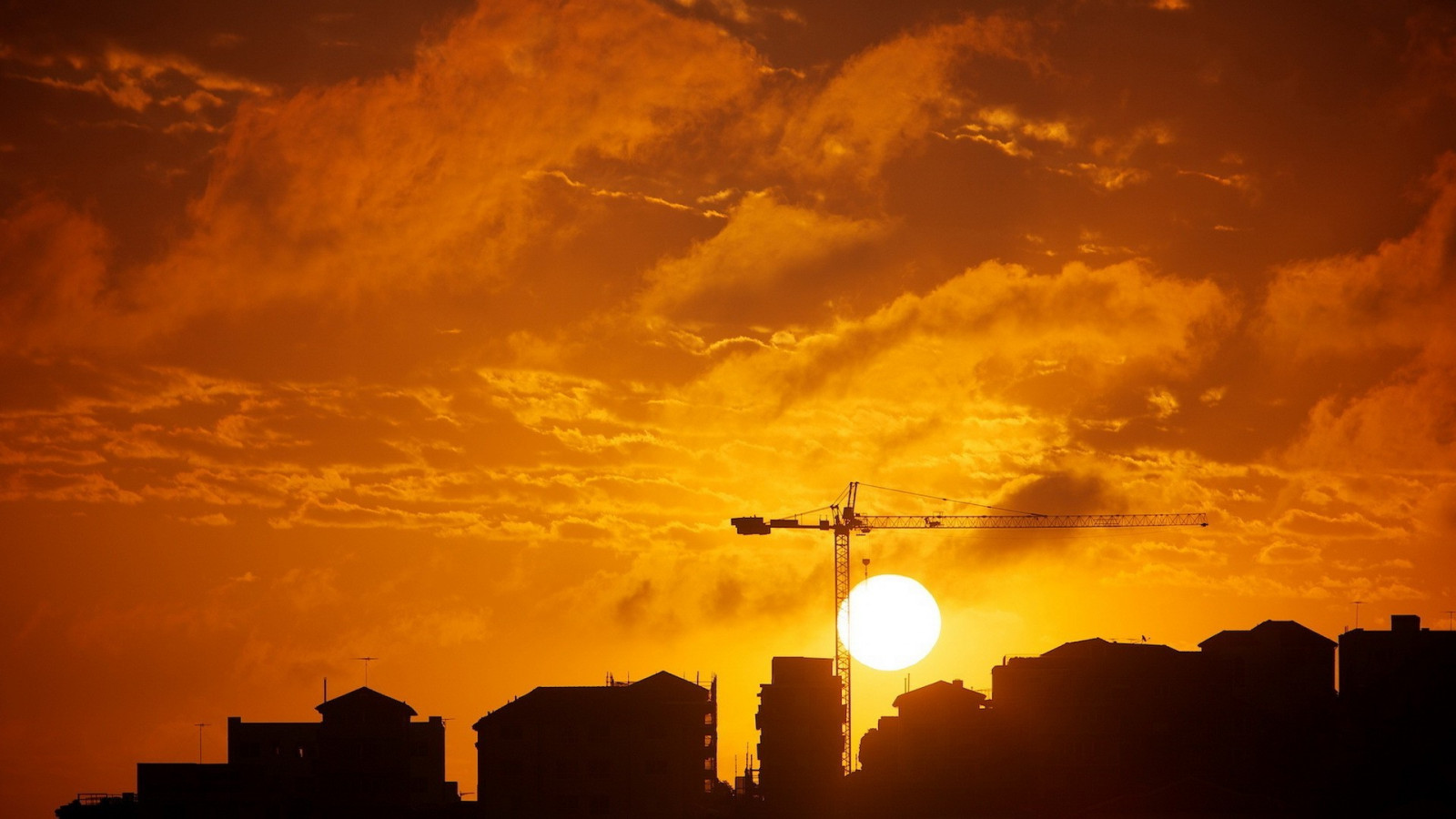 slunečnímu záření, západ slunce, panoráma města, nebe, silueta, mraky, svítání, večer, ráno, slunce, horizont, atmosféra, jeřáby stroj, soumrak, mrak, svítání, 1920x1080 px, odlesk, červená obloha v dopoledních hodinách