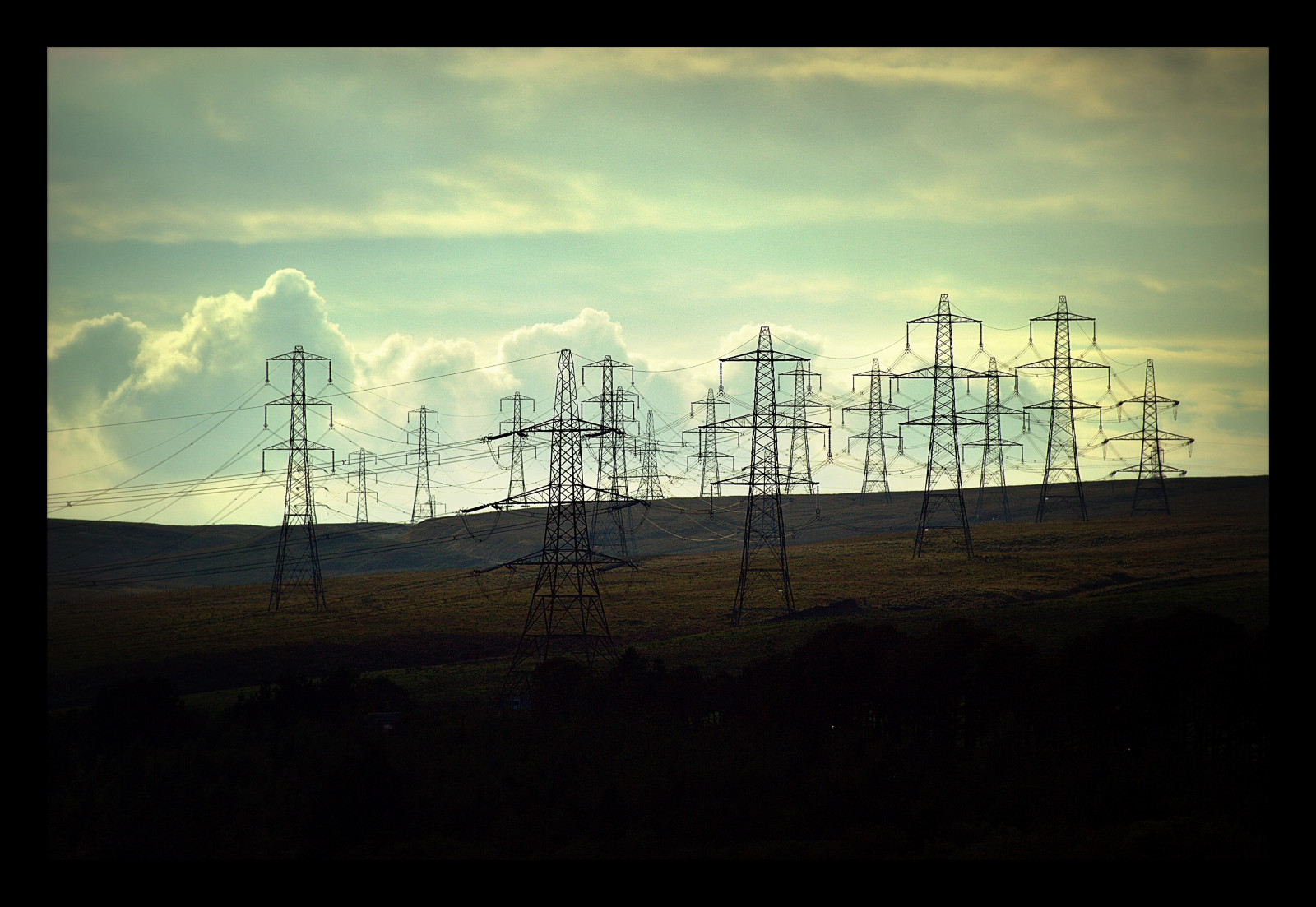 sollys, træer, landskab, solnedgang, afspejling, himmel, skyer, solopgang, bakker, aften, morgen, tårn, Canon, horisont, atmosfære, skumring, elektricitet, lys, Sky, Tamron, daggry, form, mørke, energi, cannon600d, industri, pyloner, strukturer, atmosfære af jord, West Yorkshire