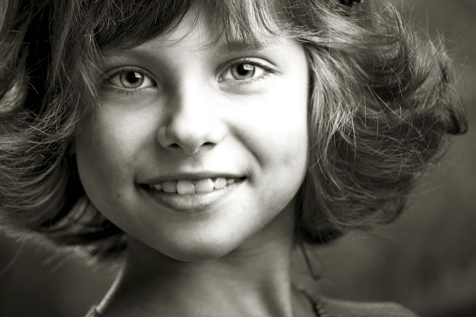 tvář, bílý, Černá, černobílý, model, portrét, oči, děti, fotografování, nos, emoce, Osoba, kůže, hlava, Smích, dítě, dívka, krása, usměj se, oko, žena, Černý a bílý, monochromatické fotografování, portrétní fotografie, mimika, orgán, zblízka