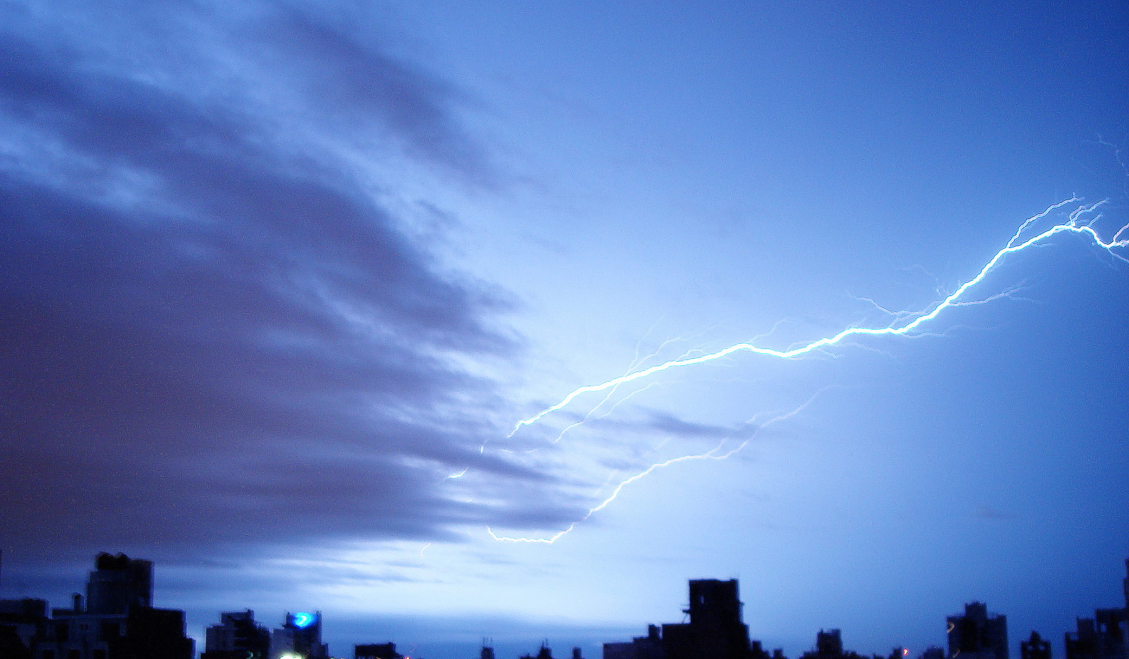 město, nebe, mraky, Blesk, bouřka, panoráma, večer, horizont, atmosféra, hrom, metropole, elektřina, Tormenta, mrak, paprsky, bouřka, cielo, mraky, během dne, energie, rayos, Atmosféra Země, meteorologický jev, kupa, jev, Graciasjuampi, Tormentarayada