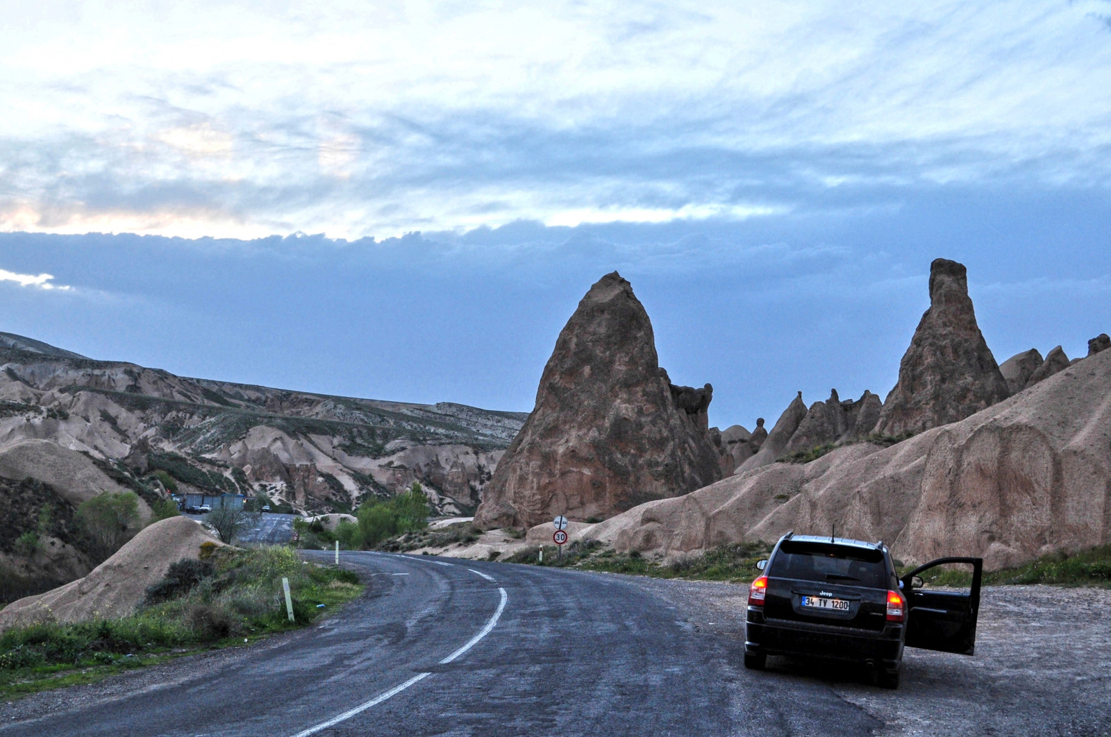silnice, světlo, západ slunce, nebe, auto, mraky, krocan, večer, Džíp, modrá obloha, trasa, údolí, Cappadocia, Kapadokya, Urgup, Fairychimneys, Nevsehir, Peribacalar, blackjeep