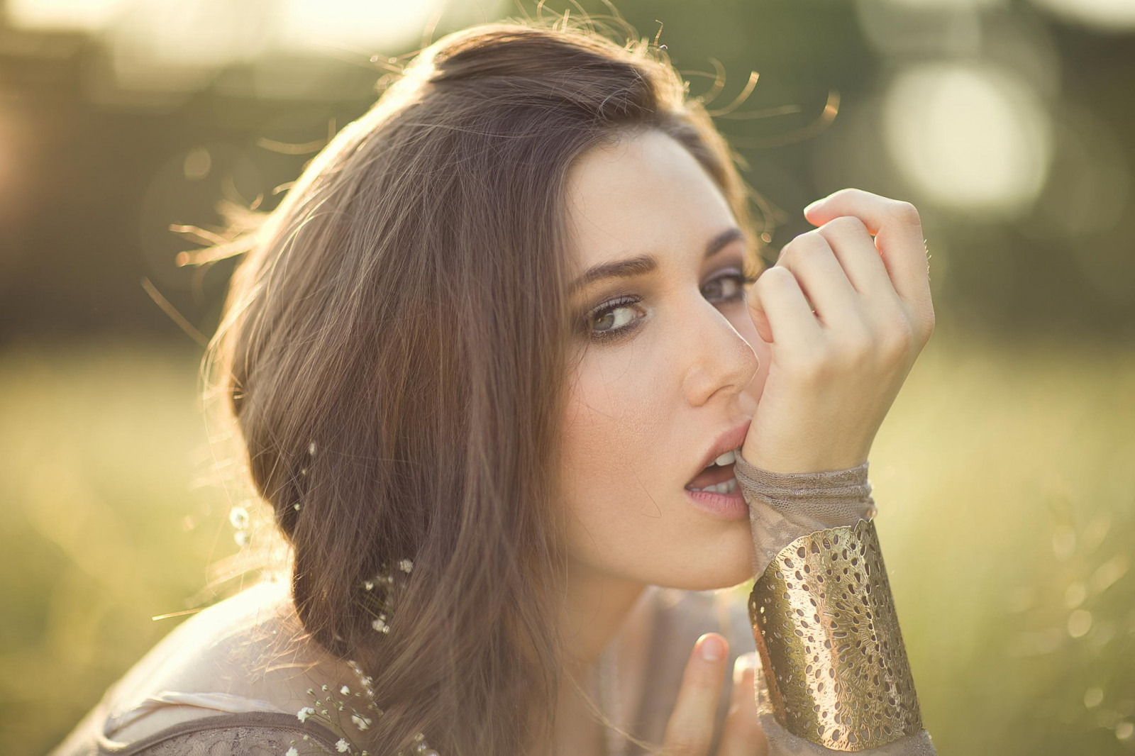gezicht, vrouw, model-, portret, scherptediepte, blauwe ogen, brunette, fotografie, zonnestralen, haar-, neus-, emotie, Persoon, huid, het zingen, romance, meisje, schoonheid, glimlach, oog, vrouw, dame, blond, kapsel, zoetheid, portretfotografie, fotoshoot, bruin haar, gezichtsuitdrukking, detailopname, wisselwerking, menselijk handelen