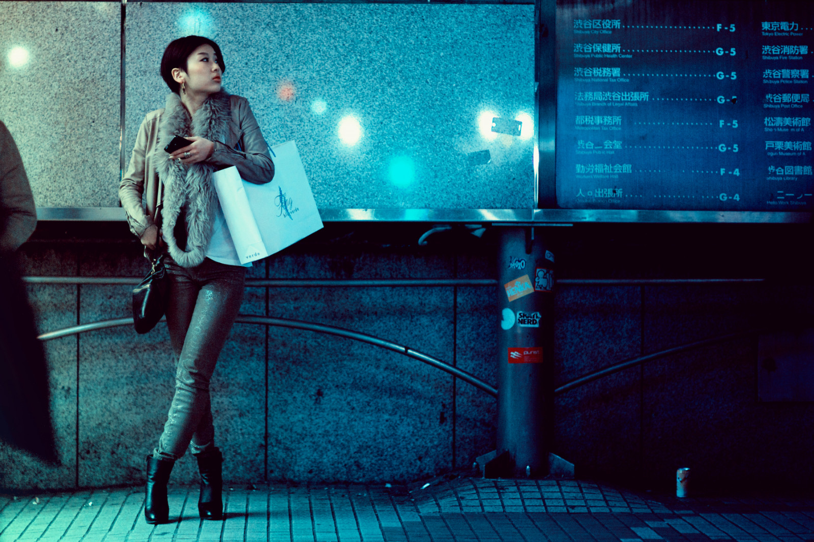 Japonsko, světla, noc, modrý, móda, Nikon, japonský, Tokio, Shibuya, F14, světlo, 85mm, NIKKOR, stanice, přechod, dívka, žena, fáze, styl, divadlo, tma, stylový, nikkor85mmf14afd, D700, 85mm14, Snímek obrazovky, počítač tapeta, hudební divadlo