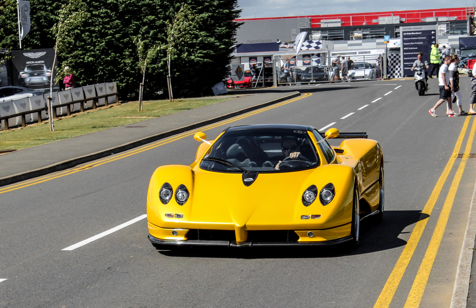 Londýn, ulice, auto, vozidlo, silnice, žlutý, slunce, dějiny, Kánon, technika, letní, sportovní auto, Pagani, asfalt, výkon auta, Hypercar, Zonda, Vzácný, superauto, s, worldcars, Silverstone, pozorovatel, automobilového designu, závodní auto, sportovní prototyp, C12, Paganizonda, Zóny, sports car racing