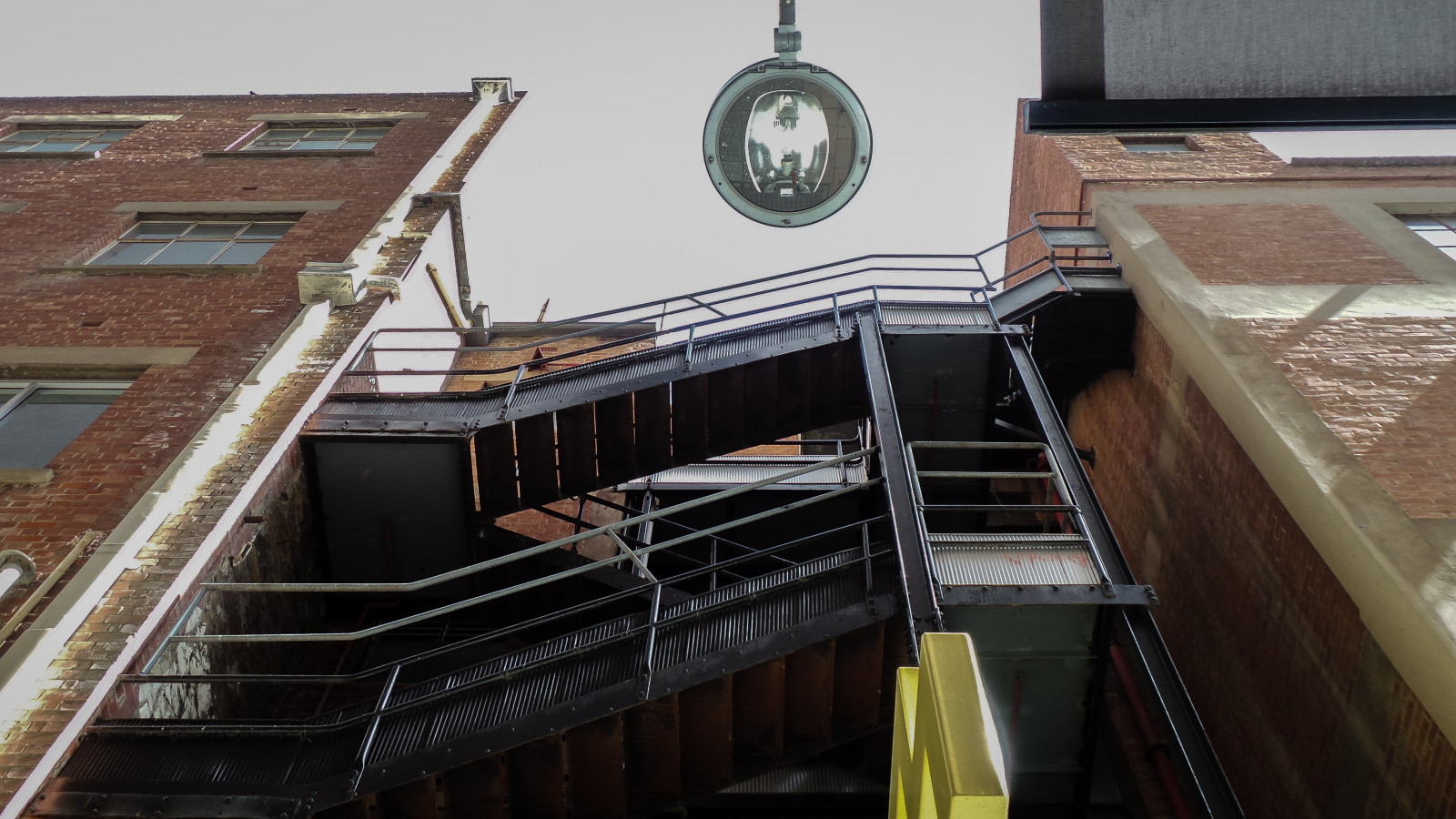 เก่า, หน้าต่าง, สถาปัตยกรรม, อาคาร, สีแดง, ท้องฟ้า, อิฐ, ไม้, สีเหลือง, ซัมซุง, กระจก, เทา, โลหะ, กลับ, รั้ว, บันได, อุตสาหกรรม, มุม, แอดิเลด, เงา, สูง, หน้าต่าง, เส้นทแยงมุม, หลังคา, ผนัง, ด้านหลัง, ซุ้ม, ไฟถนน, daylighting, theen, Rundlemall, francisstreet, เข้าร่วม