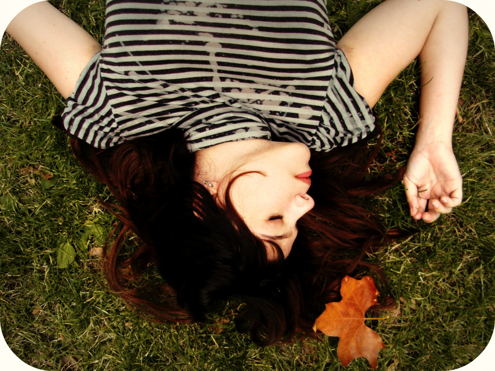 Londýn, tráva, park, spací, hudba, zelená, černé vlasy, vlasy, Ros, mrtví, text, strom, list, rostlina, dívka, krása, usměj se, ruka, zábava, letadlo, musique, spící, musica, píseň, Picnik, focení, sigurr s, Gillian, Bezpečný, Gobbledigook