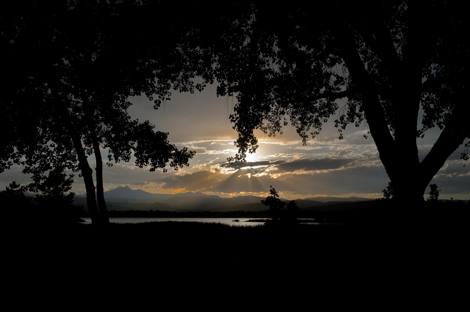 แสงแดด, แนวนอน, พระอาทิตย์ตก, ทะเลสาบ, น้ำ, ธรรมชาติ, การสะท้อน, ท้องฟ้า, จอด, การถ่ายภาพ, ภาพเงา, เมฆ, สาขา, พระอาทิตย์ขึ้น, เงียบสงบ, ตอนเย็น, เช้า, แม่น้ำ, ดวงอาทิตย์, ขอบฟ้า, บรรยากาศ, ฤดูร้อน, พลบค่ำ, โคโลราโด, ที่เดิน, Boulder, การออกกำลังกาย, พระ, มกราคม, เมฆ, ต้นไม้, f28, nikkor, กรัม, เขต, รุ่งอรุณ, ร่มเงา, ไมเคิล, วันหยุดสุดสัปดาห์, ความมืด, vr, สุขภาพ, Rockies, วอลล์เปเปอร์คอมพิวเตอร์, บรรยากาศของโลก, ดำและขาว, ถ่ายภาพขาวดำ, วัตถุดาราศาสตร์, mcintosh, ปรากฏการณ์, ฝ้าย, Longmont, Dawson, stvrain, basinrockypixrockymountainpixw, mcintoshlakepark, mcintoshlakelooptrail, 1250 วินาที, kiteleyf22, macofanevening, 35mm70200mm, normalzoomtripodpod, stock photography