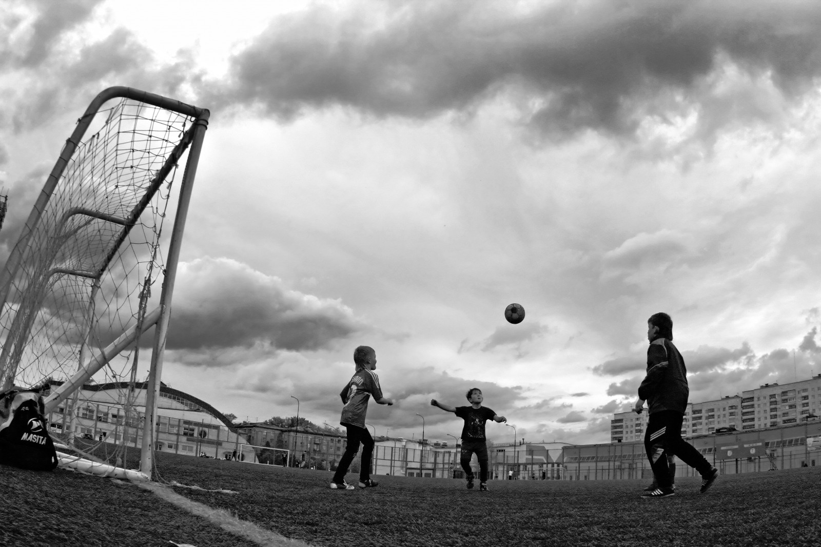 bianca, nero, monocromo, portiere, città, bambini, erba, cielo, all'aperto, pantaloncini, strada, fotografia, Canone, Russia, calcio, lente, giocare, erba, Giocatori, nube, fisheye, ragazzo, bw, gioco, calcio, m42, Manuale, manualfocus, sity, Cherepovets, 550d, canon550d, ppb6df, 16 millimetri, bianco e nero, fotografia in bianco e nero, Zenitar, mczenitarm2816, sovietglass