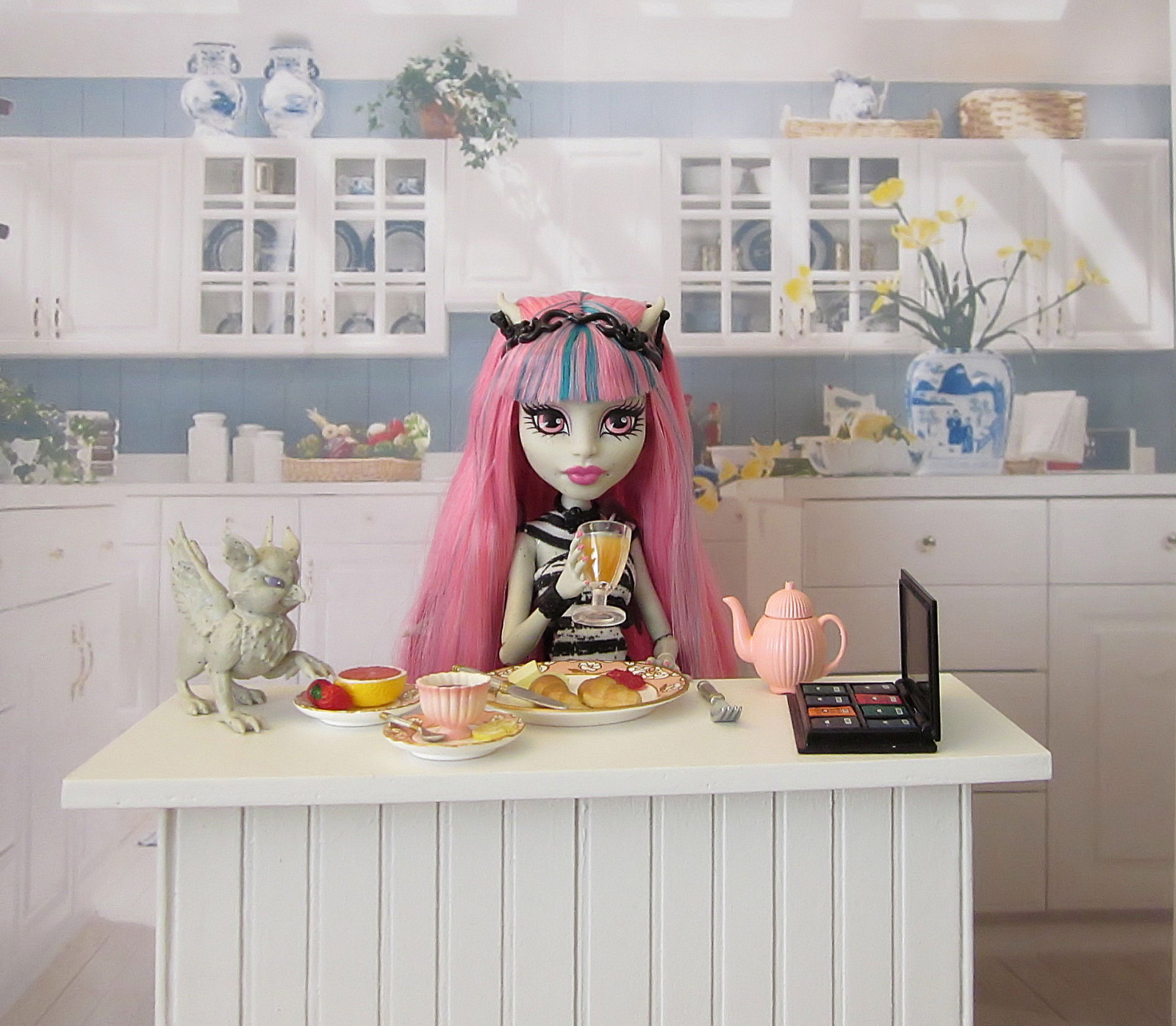 Bambola, tè, fragole, Mimo, doccione, Burro, Uva, succo d'arancia, rement, Marmellata, grifone, Cornetti, Mwm, Monster High, Rochellegoyle