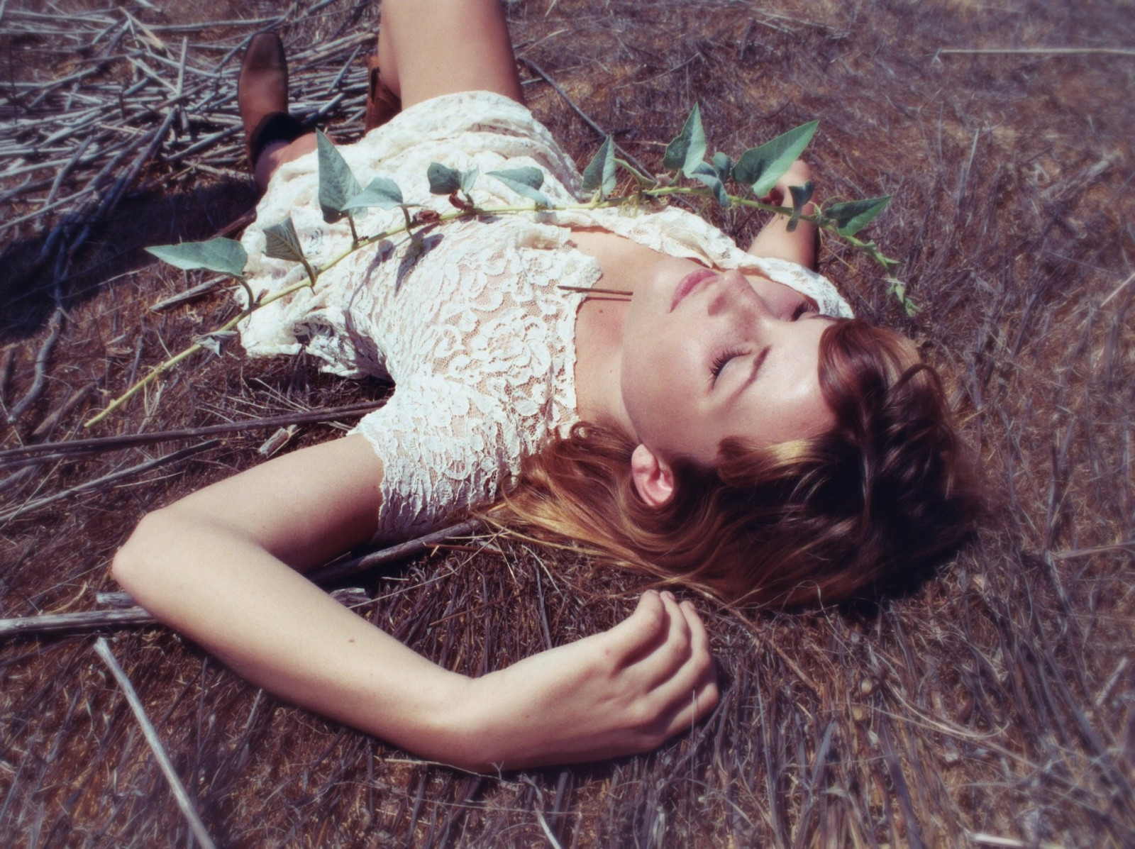listy, portrét, dlouhé vlasy, tráva, fotografování, letní, větvičky, krajka, spát, úhel, země, strom, dívka, krása, oko, blond, přílba, portrétní fotografie, focení, hnědé vlasy, člověk barva vlasů, vlasy příslušenství