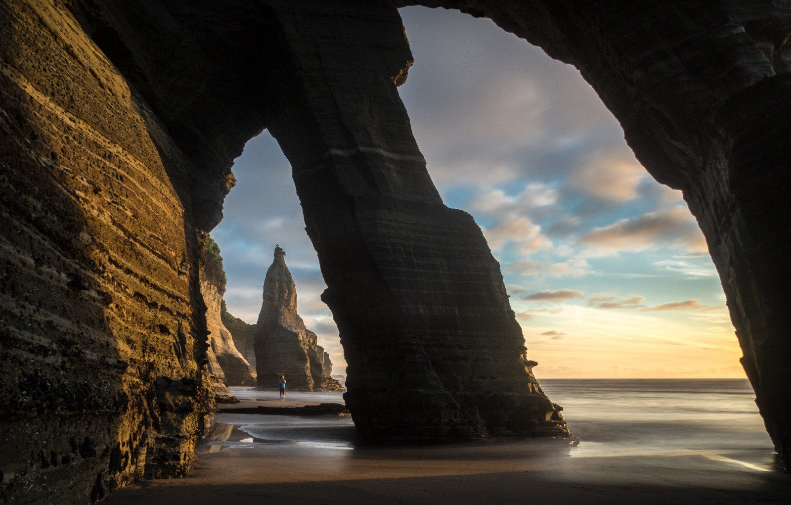 longexposure, západ slunce, moře, Nový Zéland, přímořská krajina, pláž, krajina, Osoba, pobřeží, oblouk, zkoumání, Tichý oceán, rozostření pohybu, tasmansea, naturalwonder, mořský břeh, seastack, rockformation, doublearch, movingwater, rockarch, Dramaturgie
