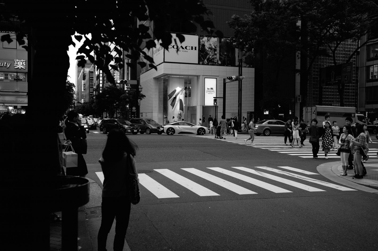 bianca, nero, monocromo, strada, notte, strada, fotografia, Leica, Tokyo, infrastruttura, M, pedone, bw, forma, fotografia, Ginza, Summicron, summicron235, 235, leicam, typ240, istantanea, corsia, bianco e nero, fotografia in bianco e nero, film noir, attraversamento pedonale