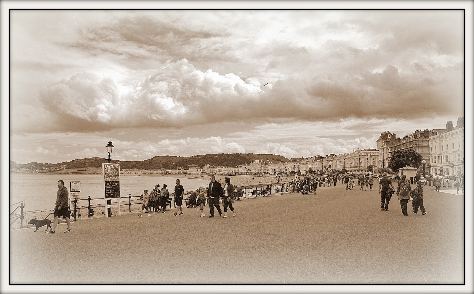 krajina, výkres, malování, lidé, moře, nebe, mraky, hotel, sépie, Kánon, Wales, UMĚNÍ, fotografie, streetphotography, promenáda, obraz, Spojené království, skica, cannon600d, Llandudno, moderní umění, nebo já