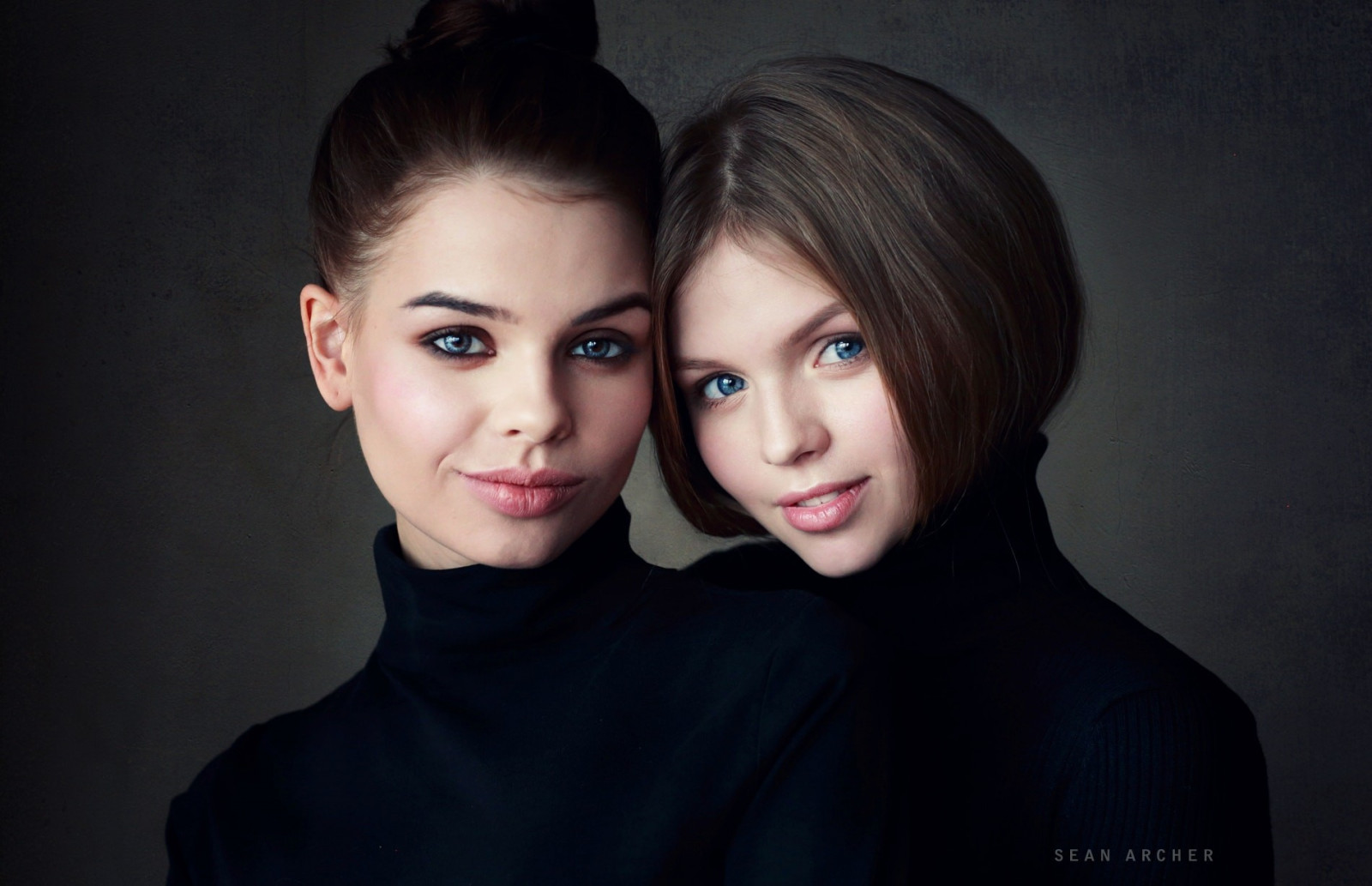 tvář, ženy, model, portrét, jednoduché pozadí, dlouhé vlasy, modré oči, fotografování, usmívající se, černé vlasy, Sean Archer, dívka, krása, usměj se, účes, portrétní fotografie, focení, hnědé vlasy, člověk barva vlasů, obočí, čelo, prominent, flash photography