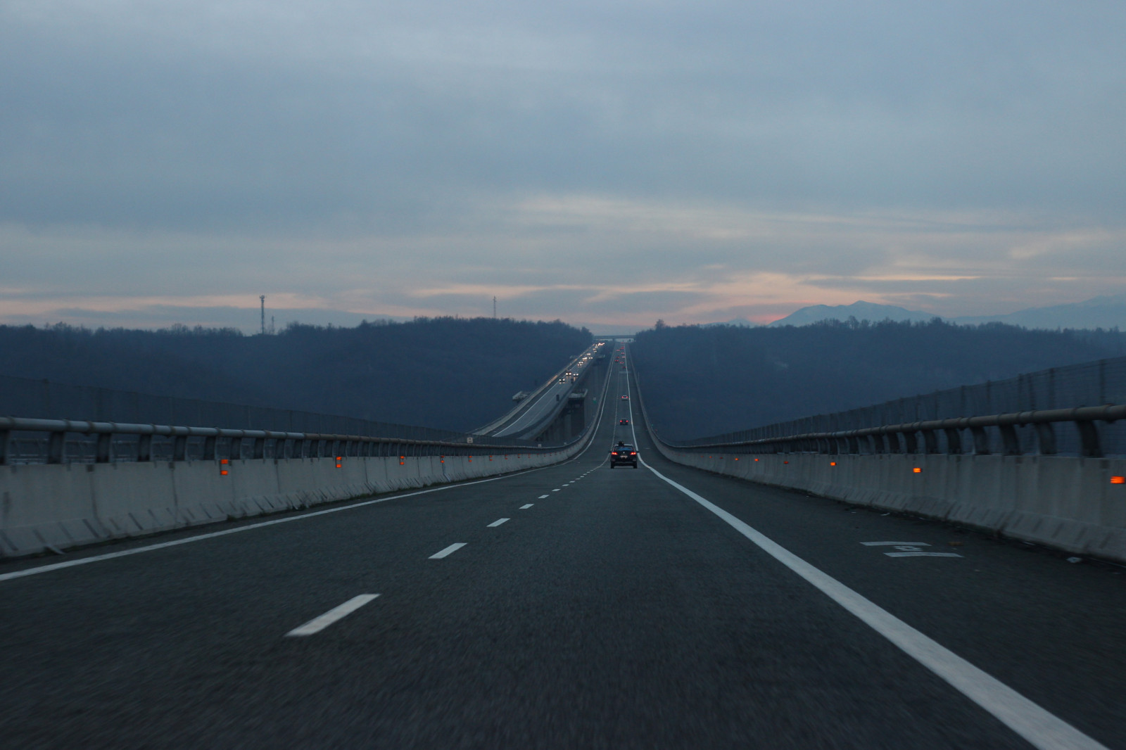 drum, șosea, Autostradă acces controlat, asfalt, cer, infrastructură, pod, fixed link, mijloc de transport, BANDĂ, zonă metropolitană, suprafața drumului, dimineaţă, extradosed bridge, excursie, orizont, atmosfera, linia, ținut muntos, nor, timpul zilei, pod suspendat, șir de munți, seară, pasarele, mașină, amurg, umăr