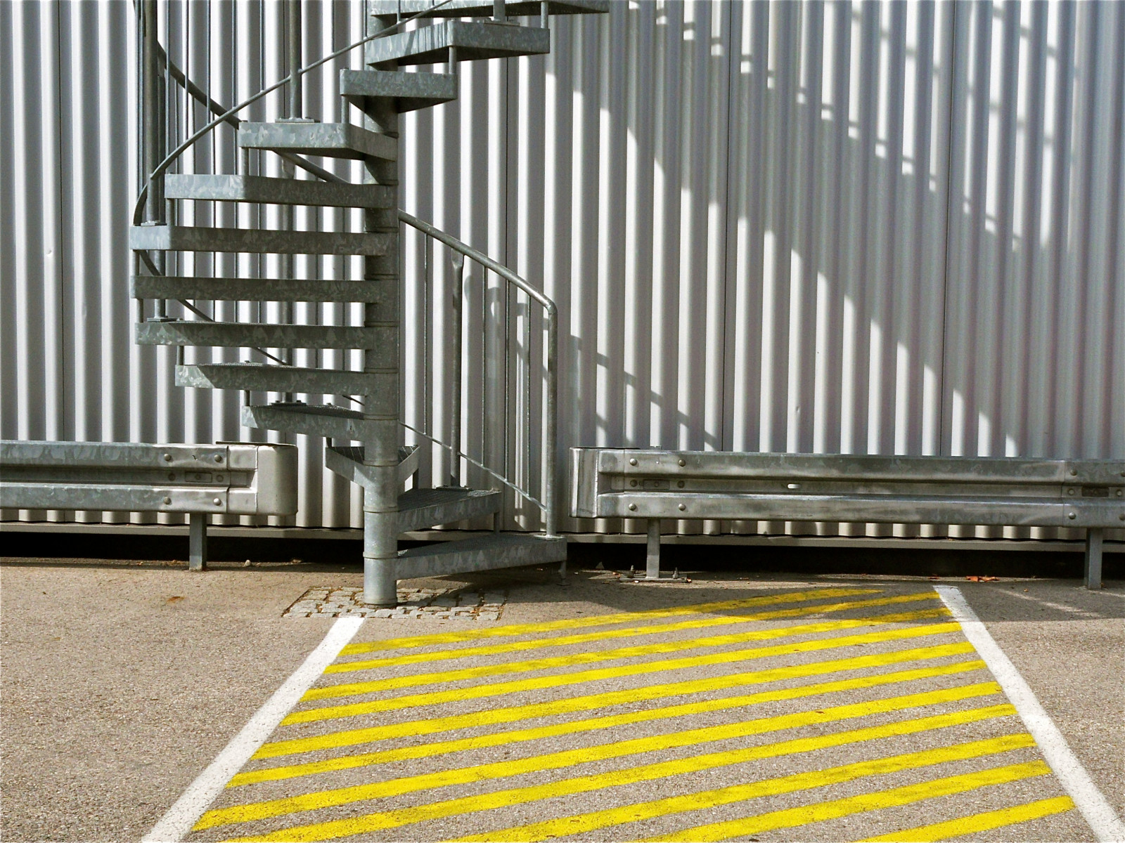 arkitektur, bygning, væg, gul, Samsung, stål, metal, trappe, Saturn, striber, struktur, vinkel, gelænder, jern, etage, linje, Port, facade, treppe, gelb, reserveret, produkt, dagslys, Westpark, Streifen, wendeltreppe, Ingolstadt, Reserviert, WB550, guard rail