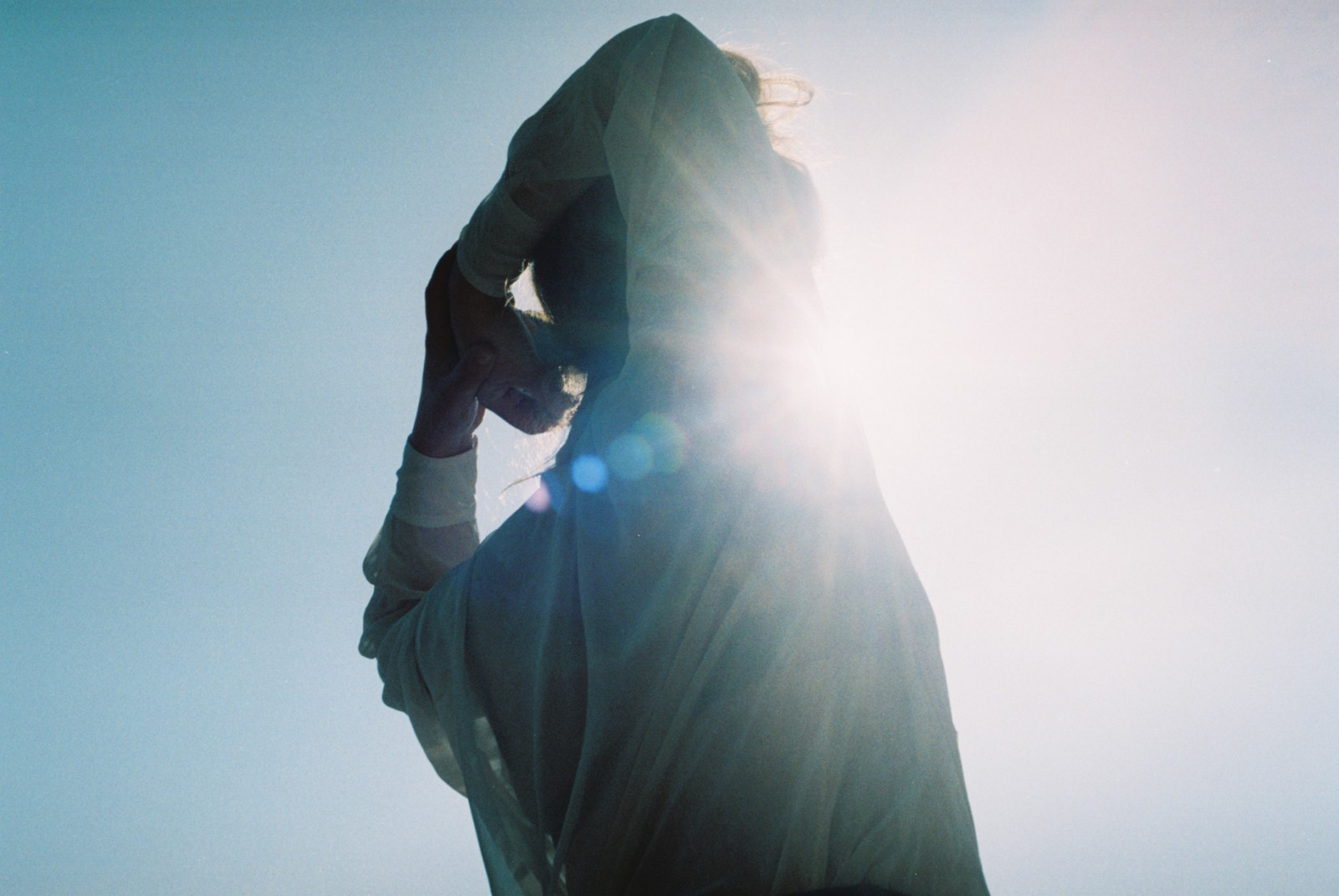 slunečnímu záření, bílý, nebe, silueta, modrý, slunce, socha, vlasy, letní, jasný, 35MM, teplý, světlo, nahoru, dívka, ruka, ženský, naprostý, fotografie, film, paže, Atmosféra Země, halenka