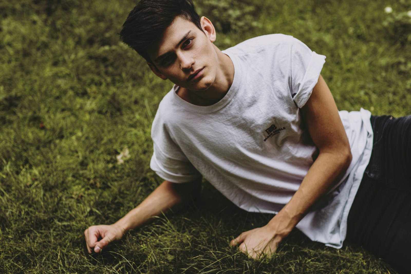 muži, slunečnímu záření, model, portrét, milovat, tráva, sedící, fotografování, tetování, černé vlasy, móda, Francie, vinobraní, život, Paříž, inkoust, značka, časopis, akt, Mládí, UMĚNÍ, Černý a bílý, strom, barvy, rostlina, venkovní, přírodní, tělesné, muž, focení, zábava, retro, mladý, design, styl, oblečení, žít, výraz, inspirace, mužský, sval, účes, napuštěné, benfohrer, pánské oděvy, trávník, focení, bez make-upu, frenchmodel, blogmode, boywithtattoo, frenchphotographer, menblog, Menstyle, Manwithtattoo, Menlife, Menlook