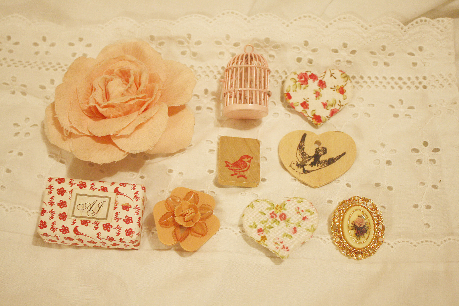 bílý, žlutý, růže, Broskev, šperky, zlato, mýdlo, krajka, list, klec, zlatý, květ, pták, růžová růže, materiál, okvětní lístek, polykat, růže rodina, brož, Vintagepaper, Srdce, Floralbrooch, Vintagebrooch, Woodenbrooch