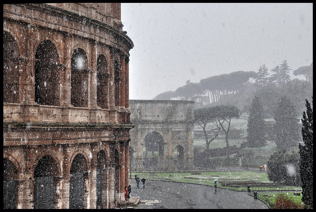 okno, Itálie, architektura, Příroda, budova, nebe, sníh, zima, stěna, dějiny, sloupec, Nikon, Evropa, oblouk, Řím, zřícenina, struktura, památník, Europa, mrak, strom, cestovat, mygearandme, Italia, roma, colosseo, uNESCO, mezník, mygearandmepremium, mygearandmesilver, mygearandmegold, geotagged, sněžení, natura, d90, fasáda, neve, urban area, dávná historie, historické místo, archeologické naleziště, ziopaperino, středověká architektura, stock photography
