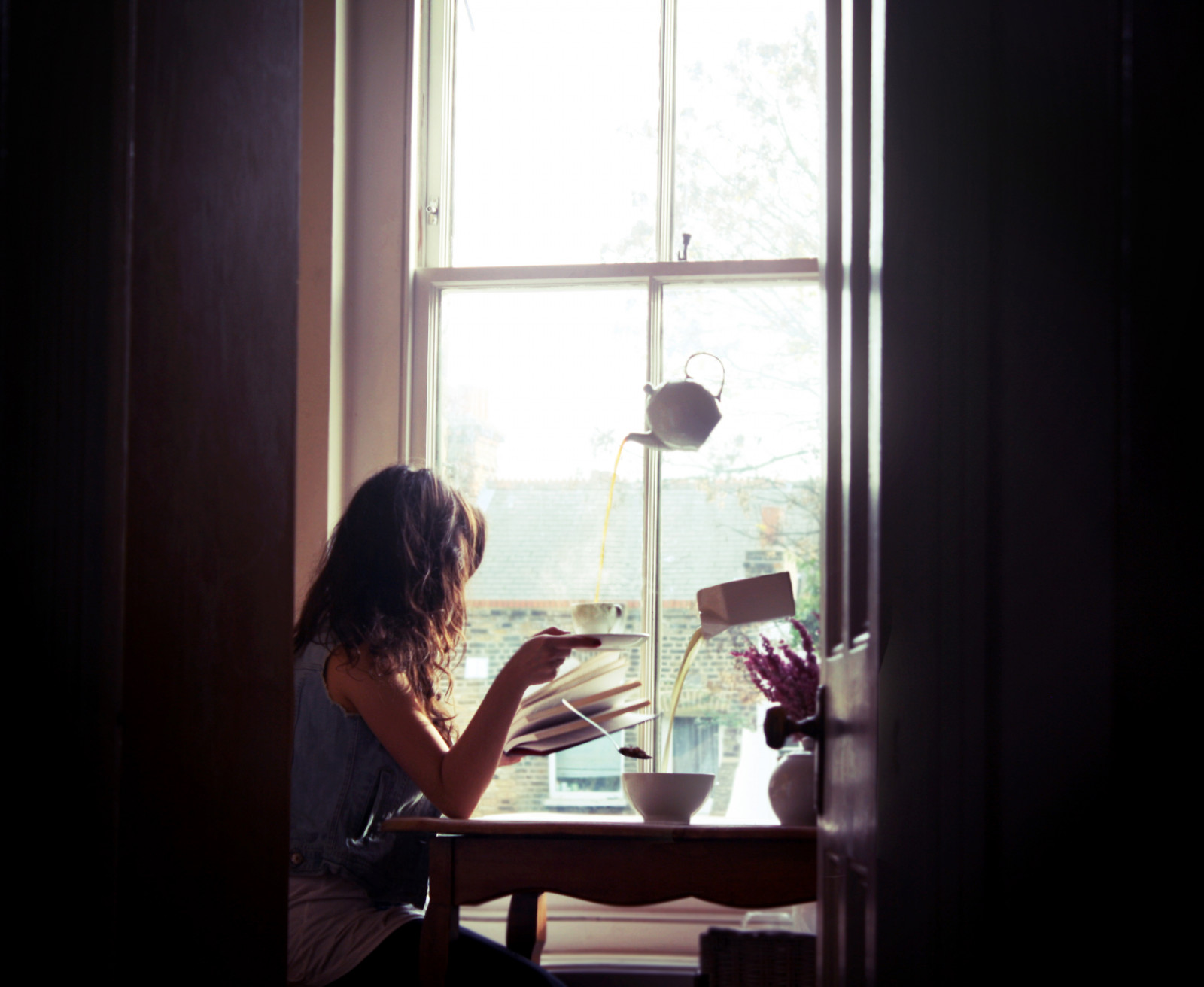 květiny, světlo, slunce, slunečnímu záření, okno, káva, dívka, Krásná, snídaně, vlasy, fotografování, čtení, rezervovat, mléko, čaj, Neviditelný, znuděný, levitace, manipulace, jíst, fantazie, nalévat