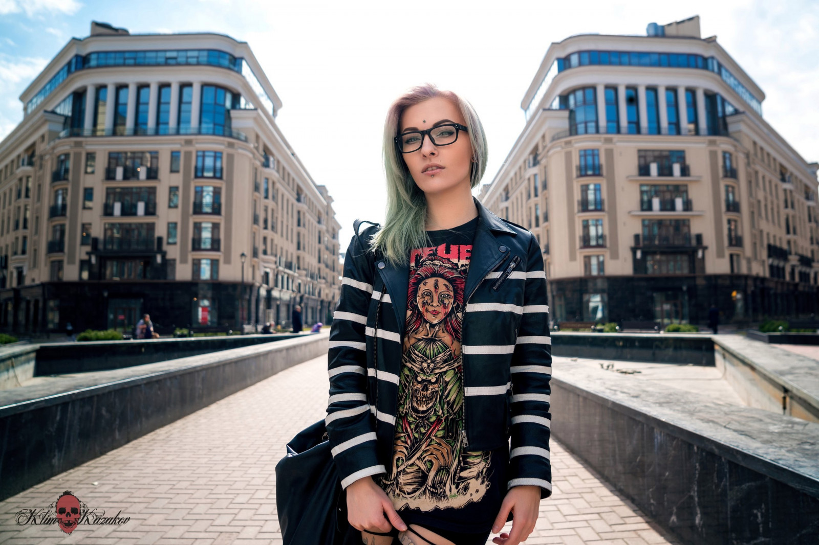 ženy, portrét, obarvené vlasy, tričko, město, ženy s brýlemi, brýle, tetování, roztrhané džíny, kožené bundy, vzor, pronikavý, móda, propíchnout nos, Sasha Brink, oblečení, design, momentka, focení