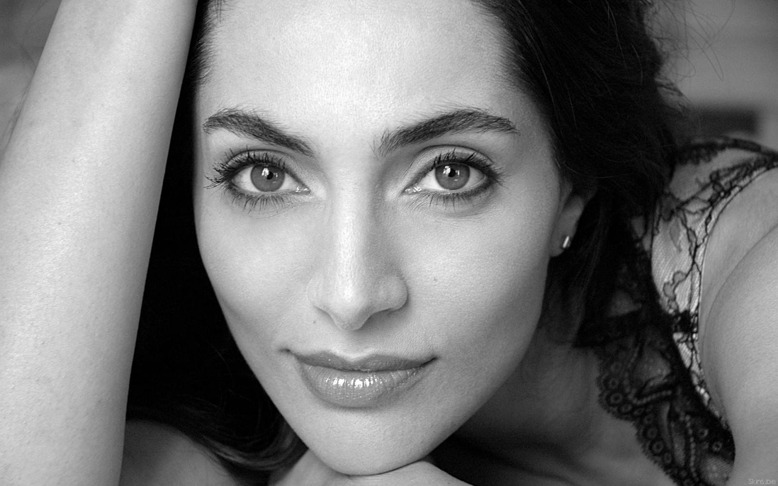 tvář, bílý, Černá, černobílý, model, portrét, fotografování, herečka, emoce, Osoba, kůže, hlava, Caterina Murino, dívka, krása, tělesné, usměj se, oko, žena, dáma, Černý a bílý, monochromatické fotografování, portrétní fotografie, focení, hnědé vlasy, umění model, mimika, obočí, Lidské tělo, orgán, zblízka