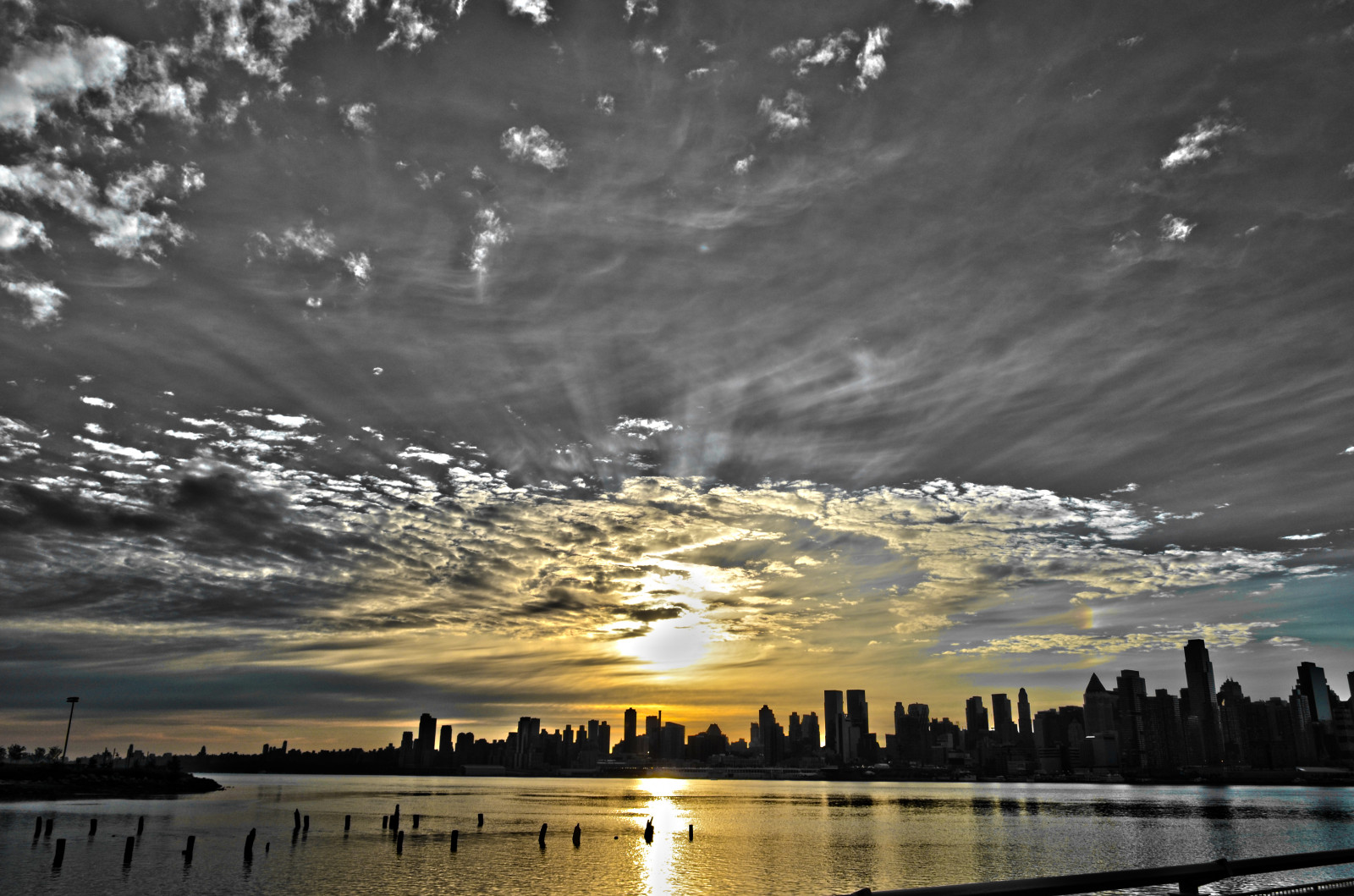 Sonnenlicht, Landschaft, Sonnenuntergang, Stadtbild, Nacht-, Wasser, Natur, Betrachtung, Himmel, Silhouette, Wolken, Sonnenaufgang, ruhig, Skyline, Abend, Morgen, Sonne, Horizont, Atmosphäre, Nikon, Dämmerung, Linse, Metropole, DX, YAHOO, Wolke, Baum, Nikkor, Flickr, Dämmerung, New York, Ny, Nyc, Dslr, Cruz, Dunkelheit, Sonnenstrahlen, 400, 1855mm, Tagsüber, Newyorkcity, Vr, Afs, D5100, Plus, Ansichten, Computer-Tapete, Schwarz und weiß, Monochrome fotografie, Nachglühen, Meteorologisches Phänomen, Phänomen, Selektives kolorieren, New York, New York, Norland, stock photography