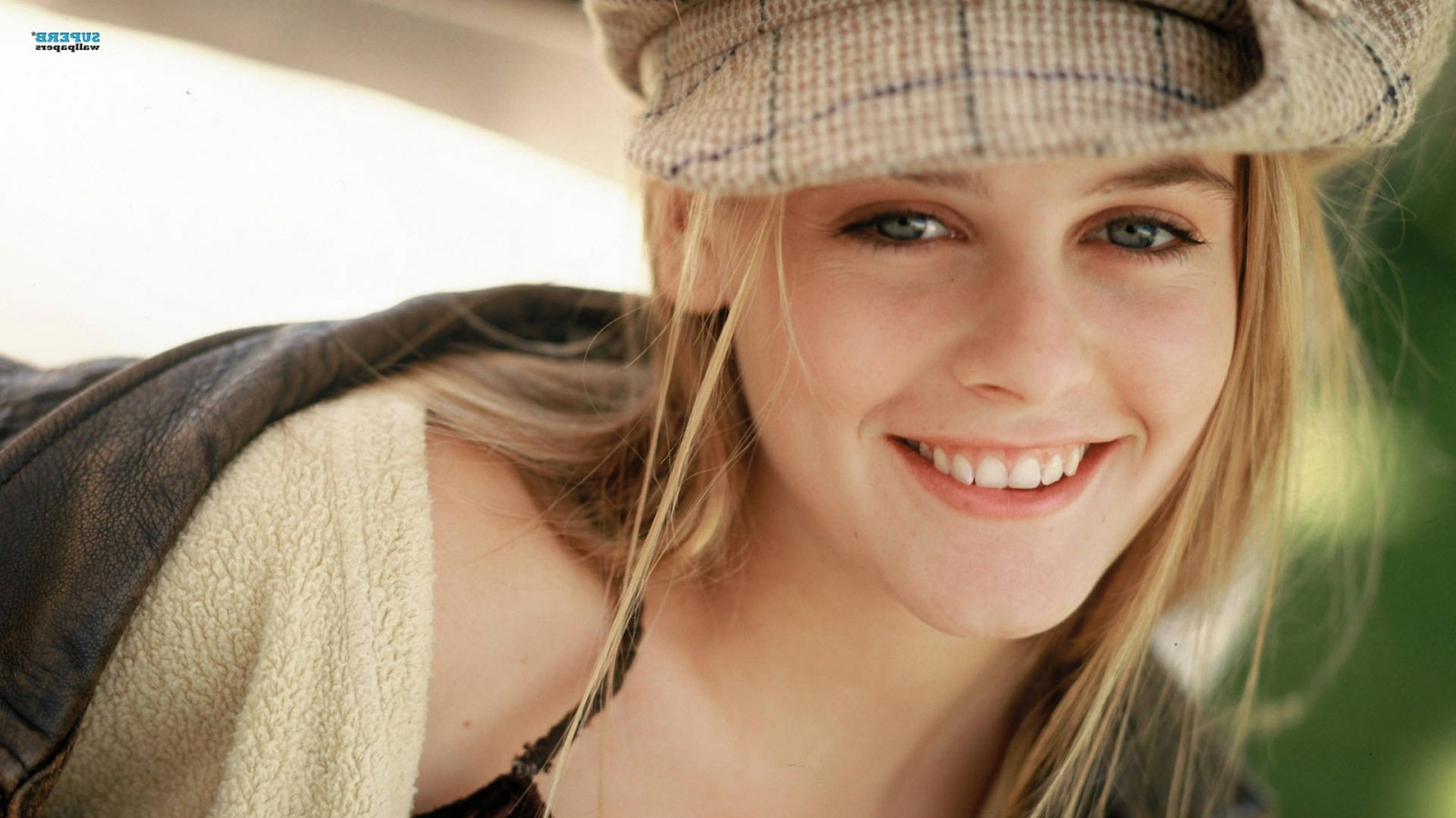 tvář, model, portrét, blondýnka, dlouhé vlasy, modré oči, čepice, fotografování, usmívající se, móda, vlasy, Osoba, kůže, oblečení, hlava, Alicia Silverstone, dívka, krása, usměj se, oko, žena, dáma, blond, účes, 1920x1080 px, portrétní fotografie, focení, hnědé vlasy, mimika, orgán, zblízka