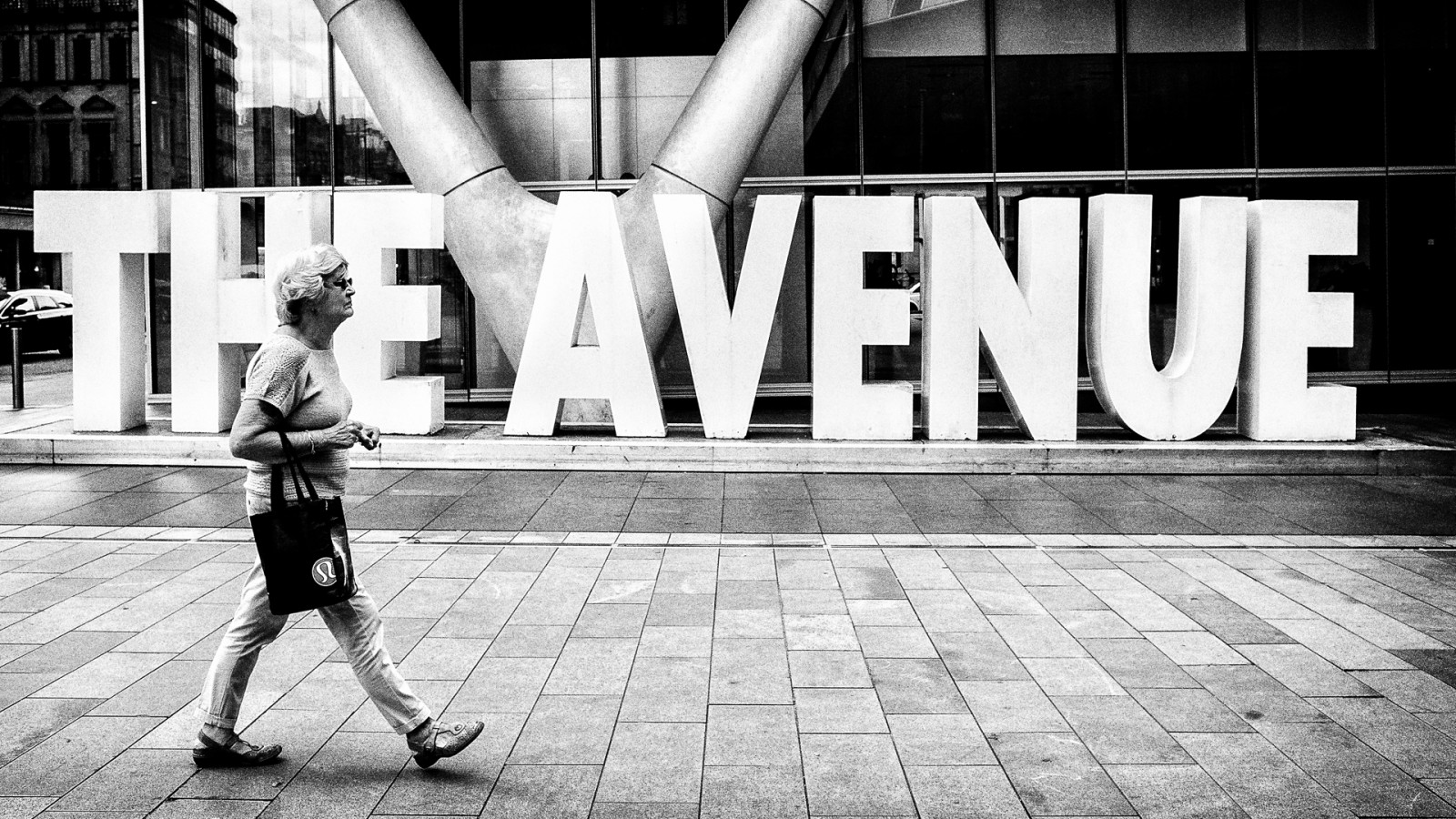 briefencounters, upřímný, Manchester, peterbartlett, ricohgr, Taška, Černý a bílý, město, lunaphoto, černobílý, niksilverefex, lidé, podepsat, streetphotography, Spojené království, Spojené království, městský, urbanarte, chůze, okno, žena