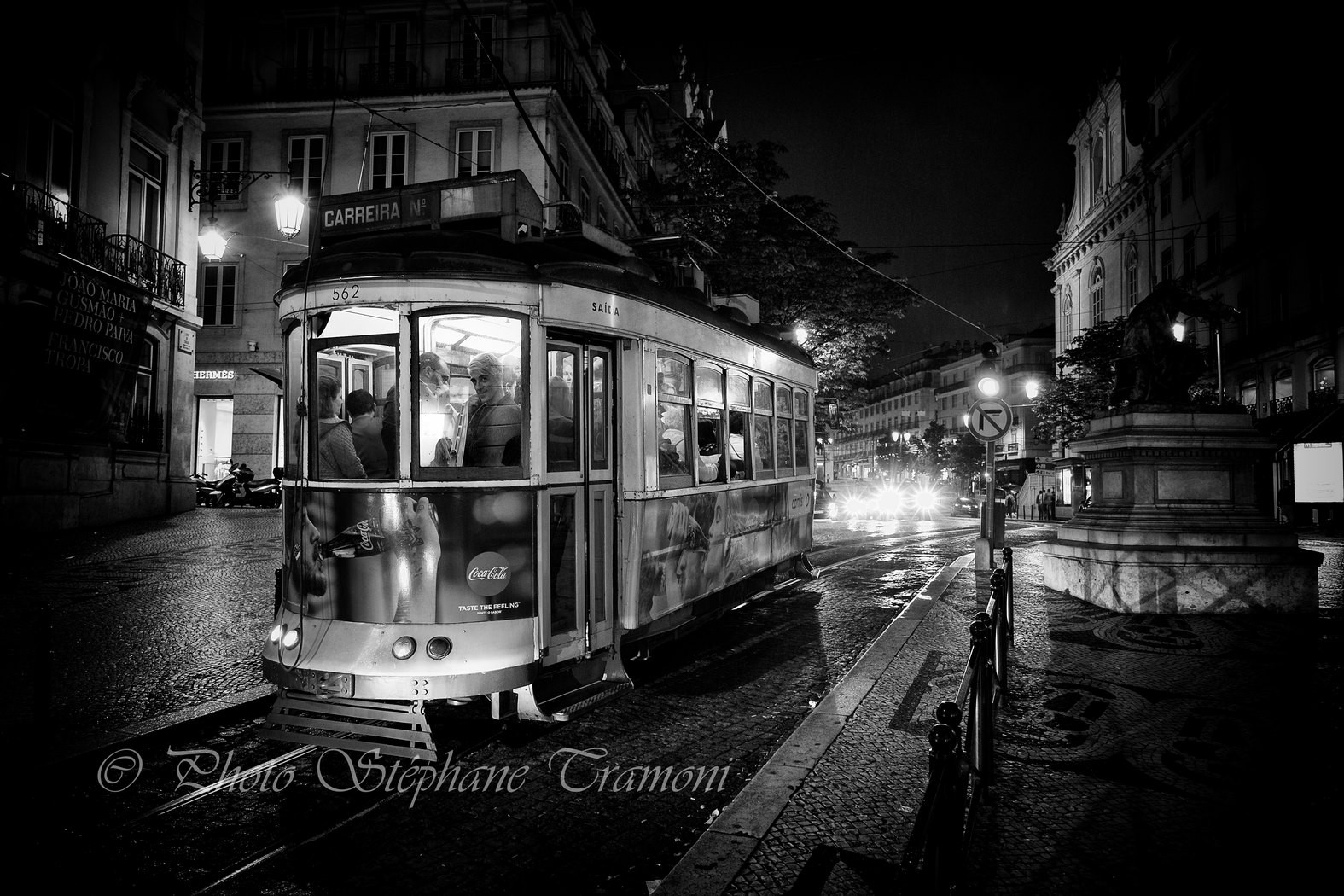 černobílý, město, ulice, panoráma města, noc, architektura, odraz, nebe, fotografování, vlak, večer, město, atmosféra, tramvaj, doprava, metropole, Portugalsko, půlnoc, elektřina, světlo, Černý a bílý, strom, centrum, tělesné, tma, dráha, noiretblanc, blancoynegro, biancoenero, lisboa, Lisabon, fujifilmxe2, PT, urban area, Černý a bílý, monochromatické fotografování, Metropolitní oblast, veřejná doprava, kolejová vozidla, elektrické napájení, fujinon1024, Electrico