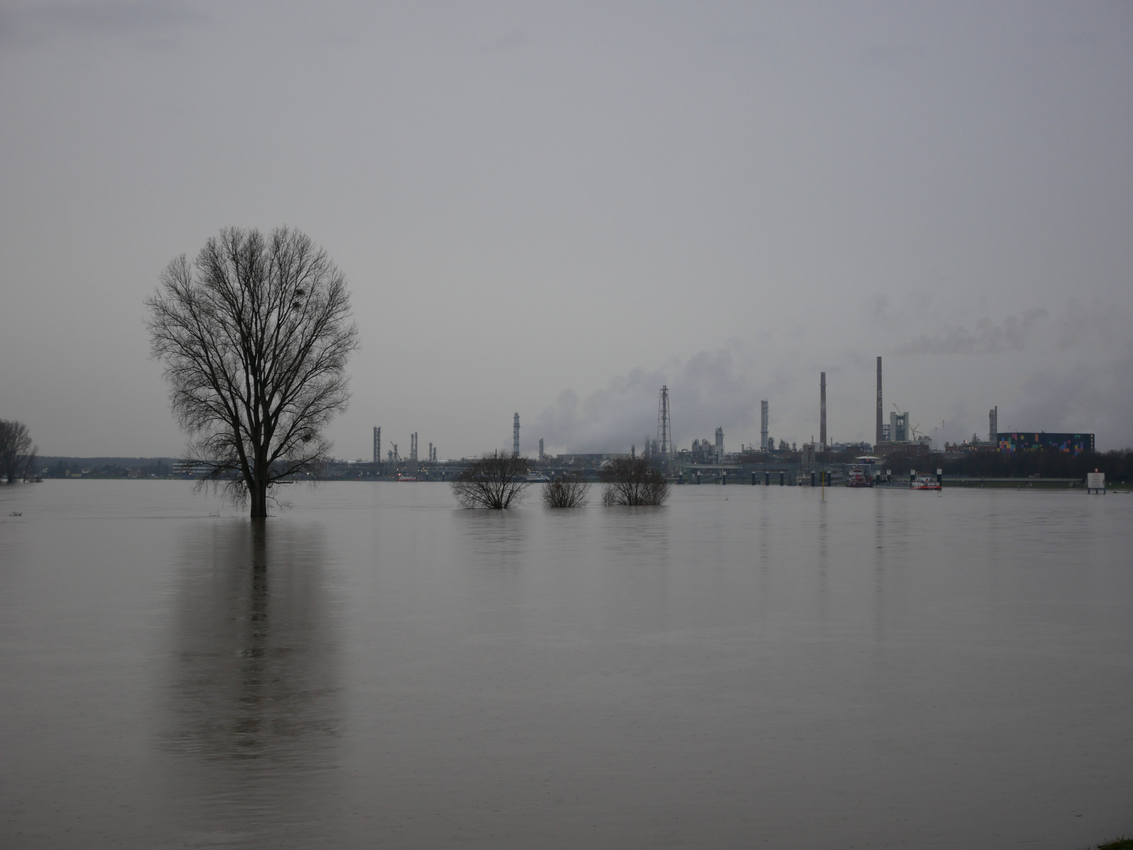 water, hemel, waterscooters, boot, fabriek, grijs, meer, zwart en wit, Bank, Natural landscape, landschap, horizon, kalmte, toren, mist, boom, nevel, winter, zwart-wit fotografie, monochroom, stad, wolk, symmetrie, evenement, reflectie, schip, hout, boats and boating equipment and supplies, stock photography, avond, kanaal, water transportation, reservoir, oceaan, overstromingsvlakte, torenflat, geluid, fjord, panorama, Invriezen, horizon, stadsgezicht