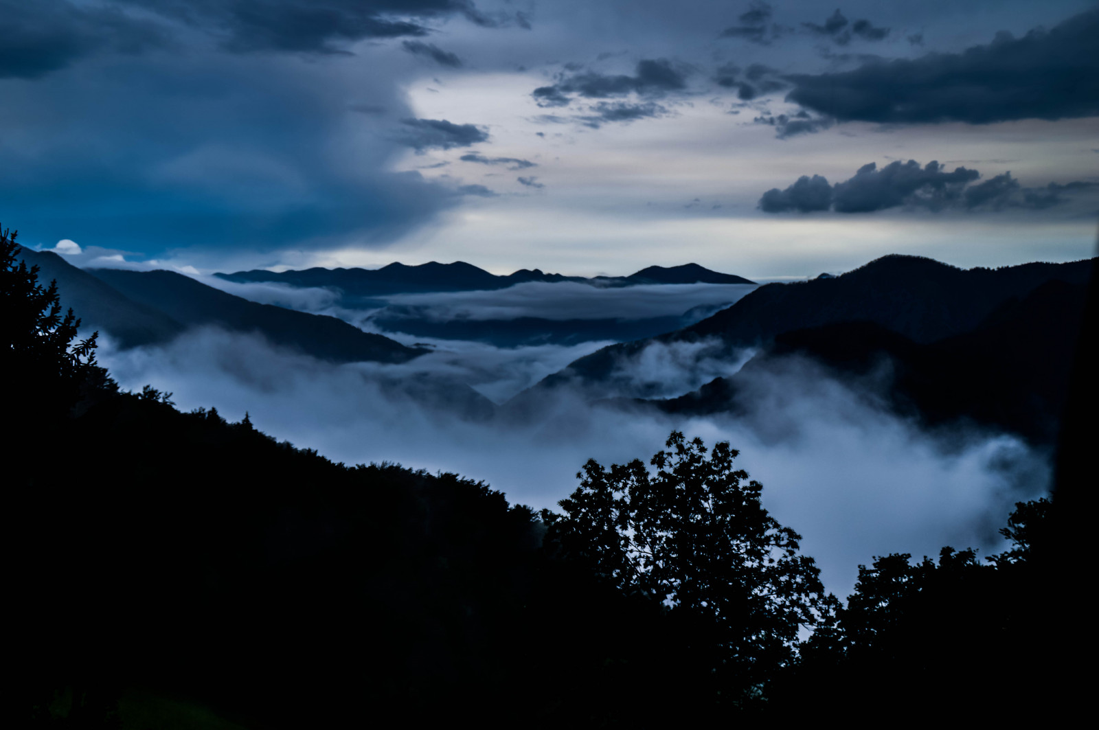 luce del sole, paesaggio, tramonto, notte, collina, lago, natura, riflessione, cielo, Alba, sera, mattina, nebbia, orizzonte, atmosfera, crepuscolo, nube, montagna, tempo metereologico, alba, oscurità, lago, fenomeno atmosferico, morfologie montane, catena montuosa, fenomeno meteorologico