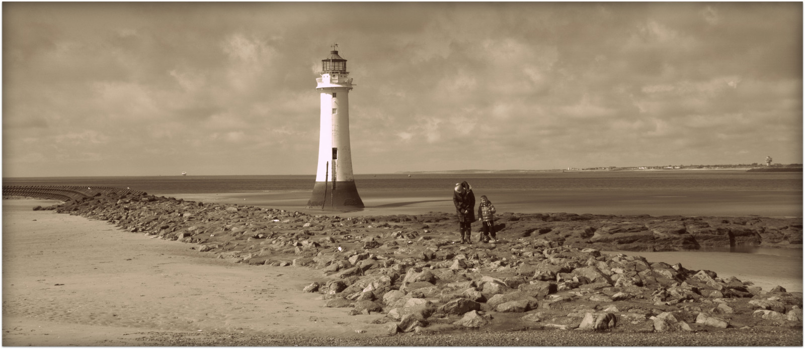 krajina, lidé, černobílý, moře, písek, nebe, mraky, věž, pobřeží, sépie, maják, Kánon, horizont, skály, pobřeží, Mono, tělesné, Černá bílá, přímořská krajina, fotografie, obraz, doky, cannon600d, Černý a bílý, monochromatické fotografování, newbrighton, perchrock