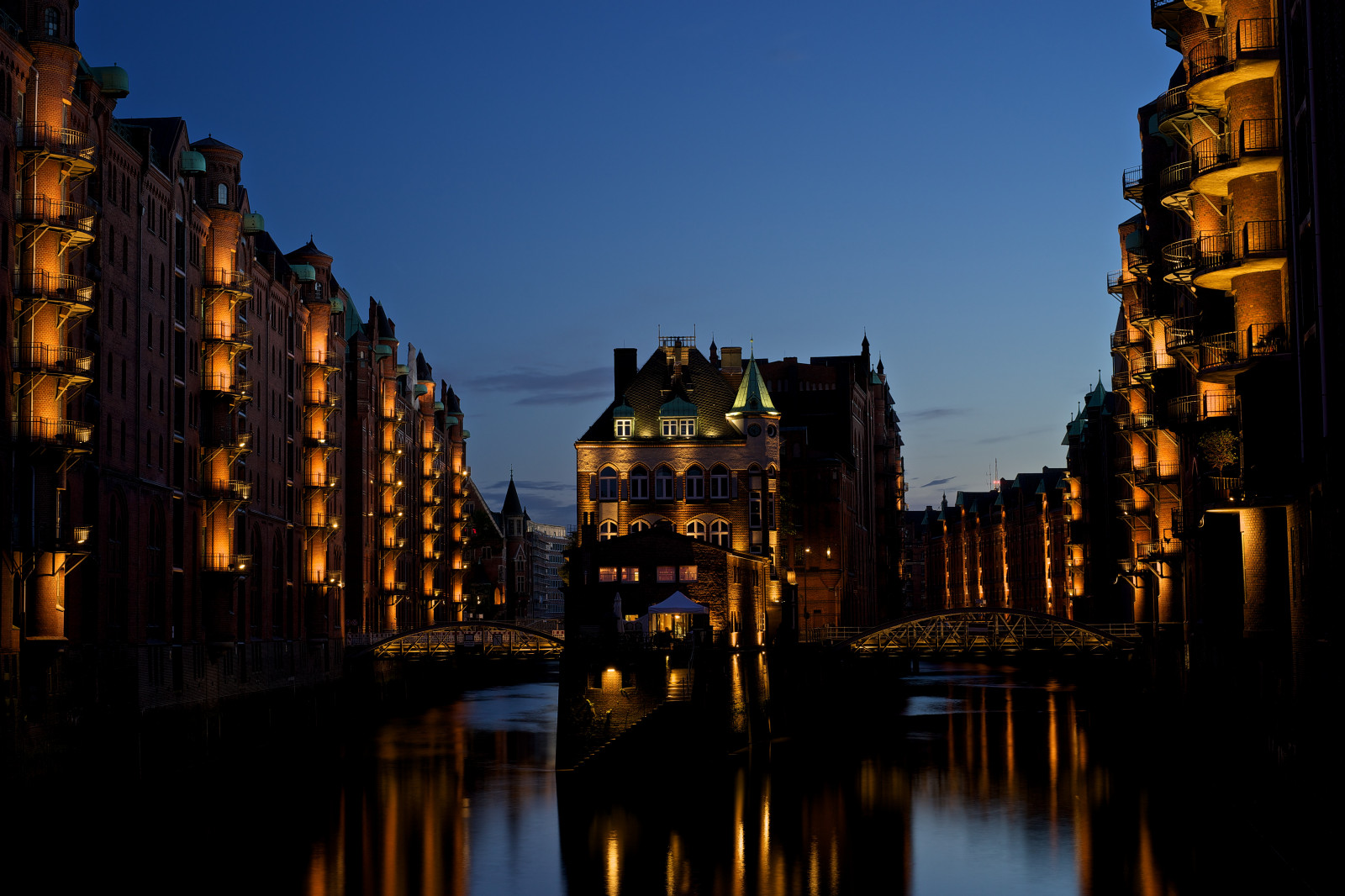 světla, západ slunce, město, panoráma města, noc, architektura, voda, budova, odraz, nebe, symetrie, večer, Německo, most, řeka, město, Evropa, soumrak, kanál, Hamburg, metropole, Labe, Flotila, Speicherstadt, Carl, F14, deutschland, Zeiss, carlzeiss, mezník, 55mm, Sonnar, Alemania, Německo, fasáda, turistická atrakce, vodní, germania, HafenCity, qp, Qpole, Digitalmanufakturhamburg, Qpolede, Zeisssonnarfe5518, Fleetschlo schen, M in, Digitální hamburg