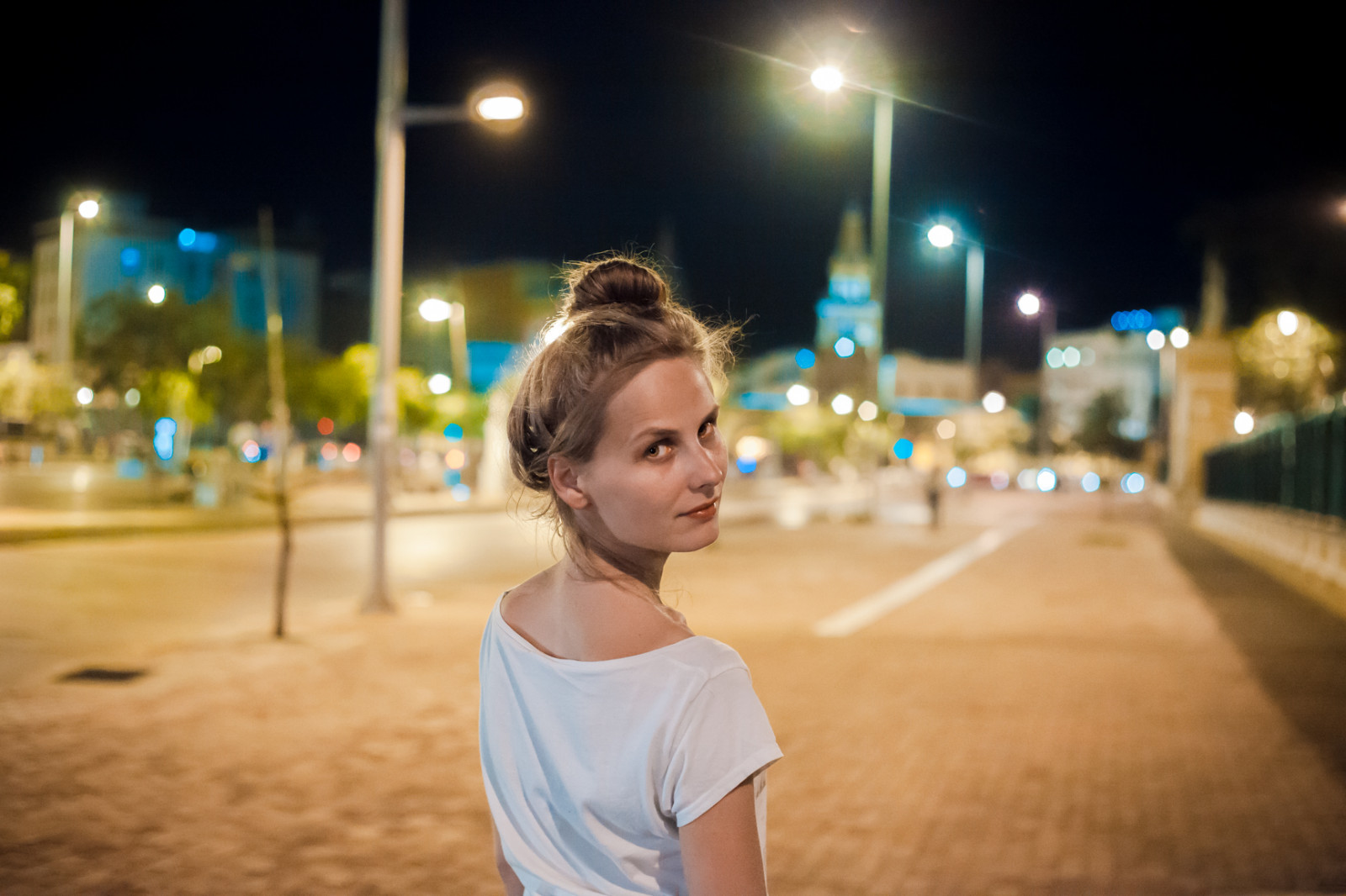 gade, nat, smilende, aften, stående, bokeh, omgivende, LA, glød, pige, nightphotography, fotografi, kornet, el, dans, da, rue, muchacha, fille, calle, smil, polishgirl, hvid hud, AmbientLight, sonriendo, debout, depie, forsvindingspunkt, puntodefuga, ser tilbage, sourires, Sonrisas, Lueur, cobbledstreet, resplandor, circlesofconfusion, photographiedenuit, pointdefuite, souriant, ruepav e, calleadoquinada, Lumi reambiante, regarderenarri re, luzambiental, mirarhaciaatr s, cerclesdelaconfusion, c rculosdelaconfusi n, nochelafotograf en, pielblancagranopolishgirl, peaublanchegranuleusepolishgirl