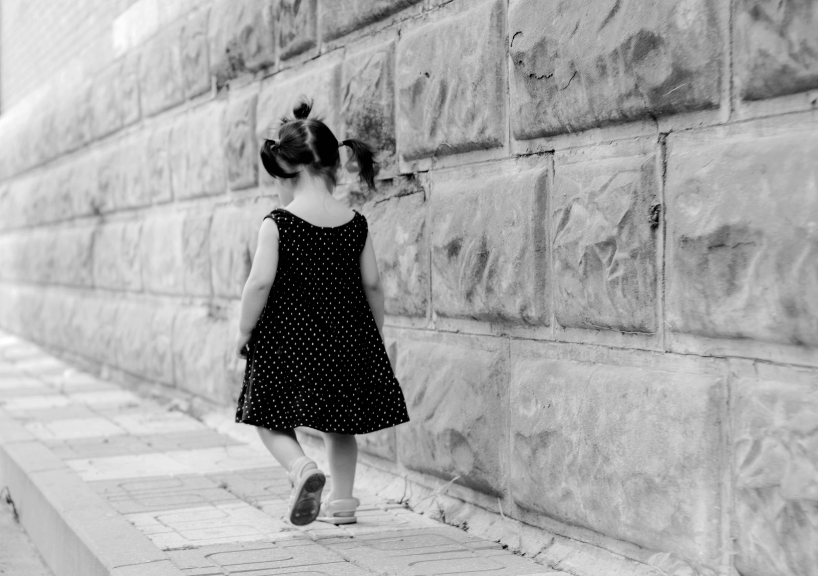 bílý, Černá, černobílý, model, město, ulice, sedící, fotografování, šaty, vzor, móda, dítě, život, oblečení, krása, tělesné, jednobarevný, příběh, therubyawardsinvitation, žena, dáma, nevěsta, fotografie, obraz, momentka, Černý a bílý, monochromatické fotografování, lidských pozice, portrétní fotografie, focení