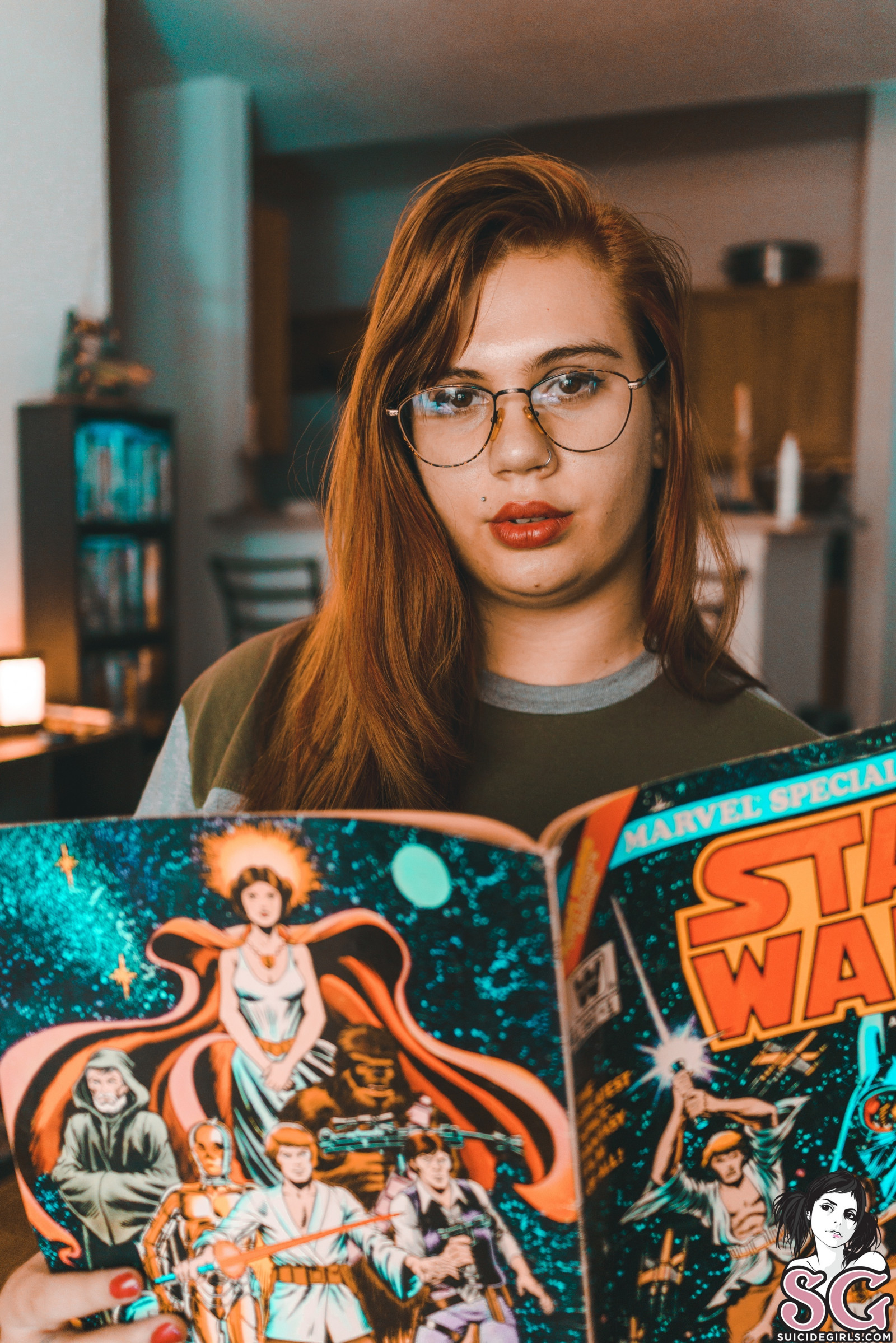 Daredevy Suicide, đàn bà, xăm hình, phòng sinh hoạt, Râu đỏ, Mập mạp, Tạp chí, tóc dài, kính, Suicide Girls, cái ghế, bàn, Blouse
