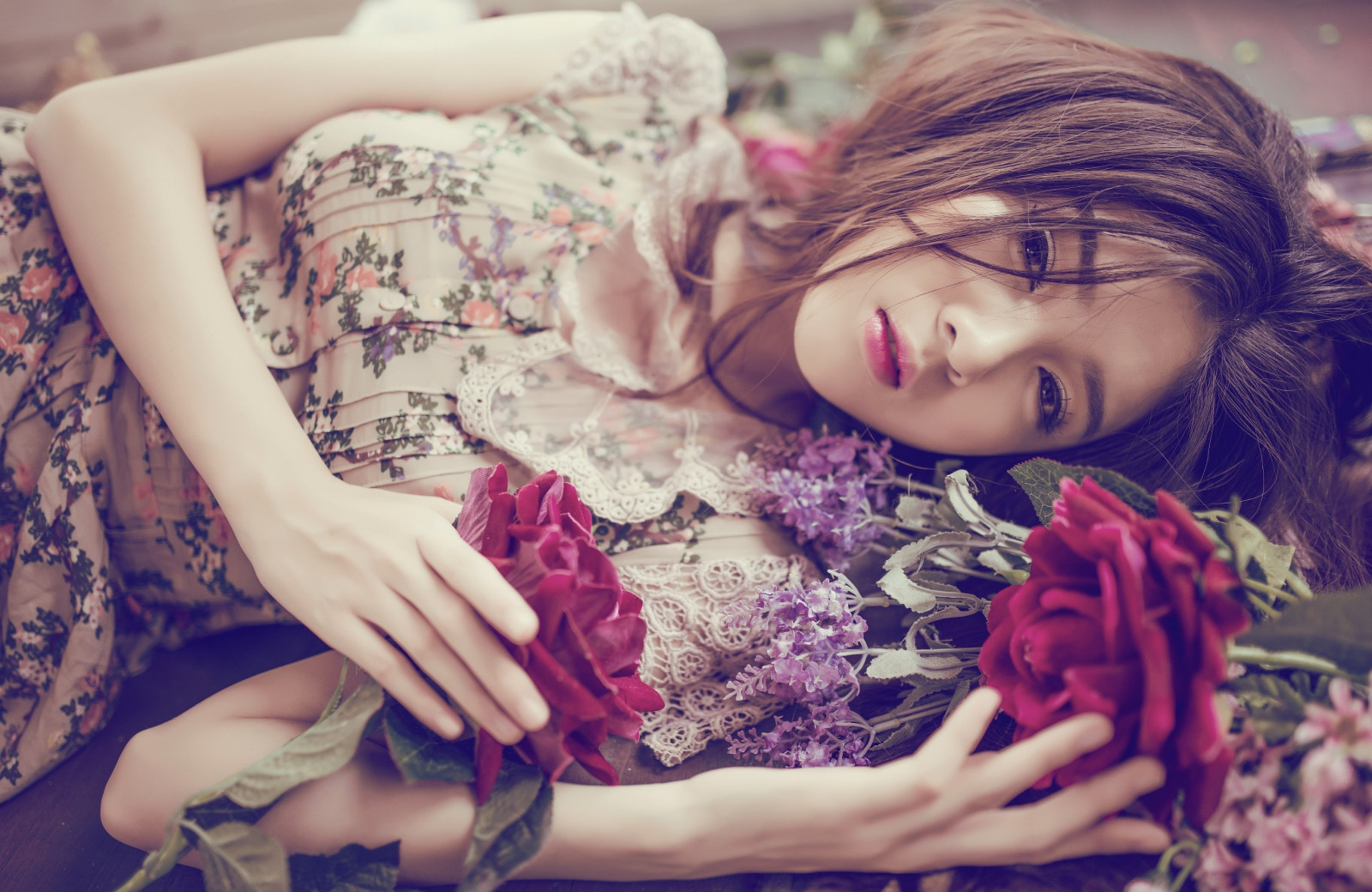 Kvinder, model, portræt, blomster, elsker, asiatisk, sidder, fotografering, kjole, emotion, Person, hud, romantik, blomst, pige, skønhed, øje, kvinde, hånd, dame, fotografi, billede, portrætfotografering, Photo shoot, interaktion